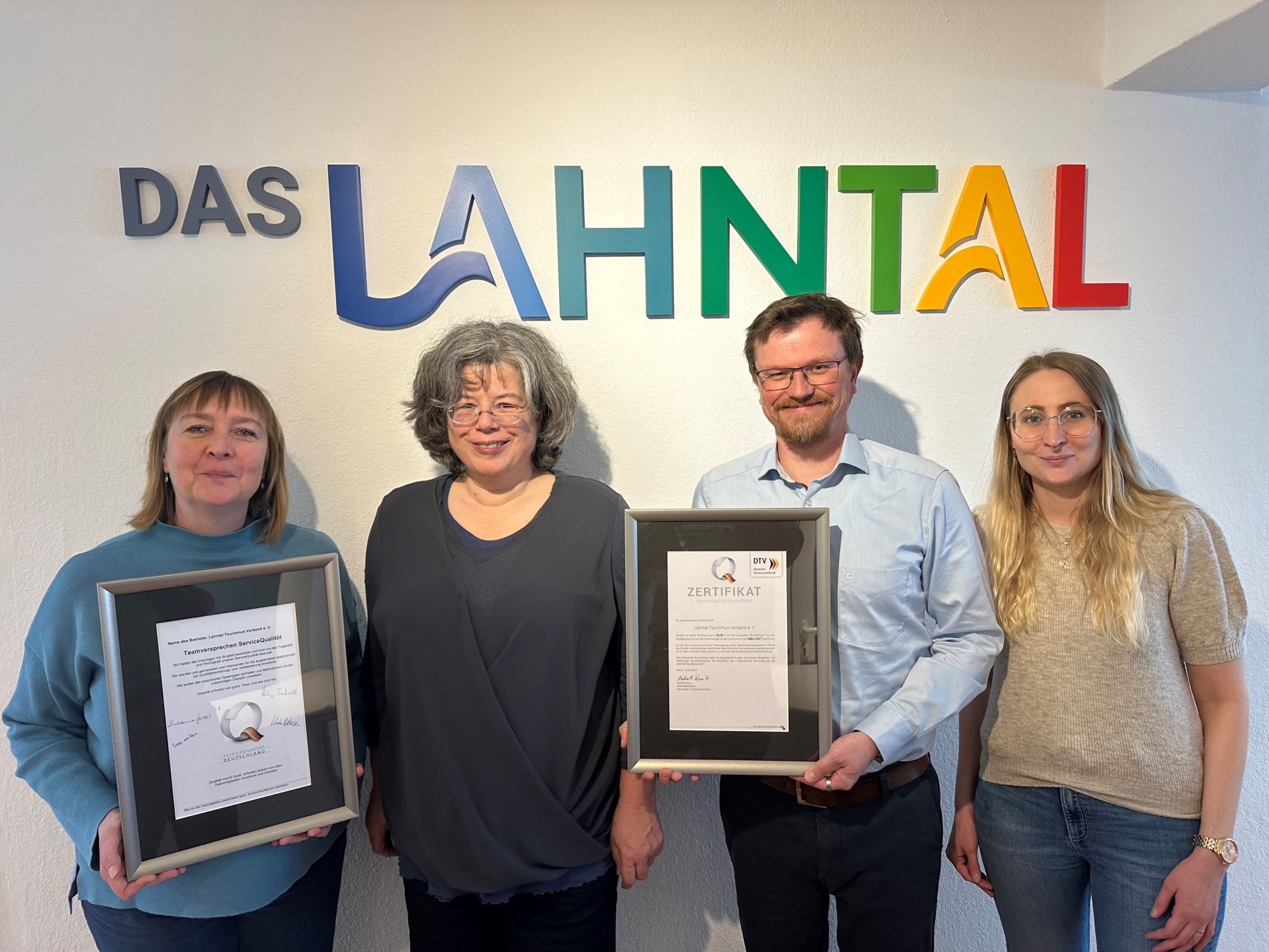 Der Lahntal Tourismus Verband e.V. erhält erneut die ServiceQ-Folgezertifizierung Stufe I. Das gesamte Team freut sich (v.l.): Ulrike Petersen (Marketing & PR), Susanne Groos (Lahnwanderweg & Infrastruktur), Philipp Borchardt (Geschäftsführer), Svea von Pein (Digitalisierung & Netzwerk). (Foto: Lahntal Tourismus Verband e.V.)