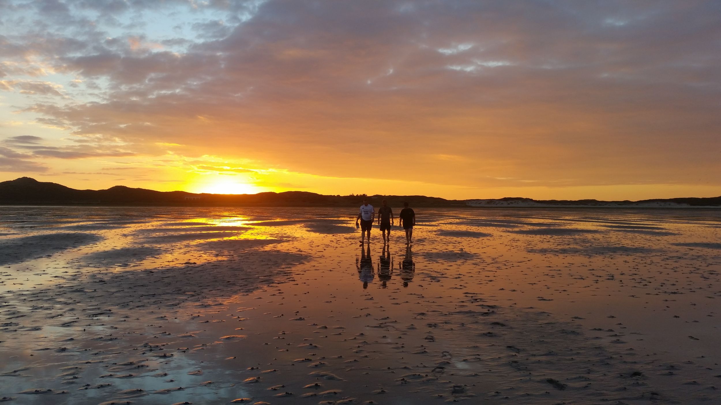 Symbolbild Jugendliche am Strand. Foto: Lahn-Dill-Kreis