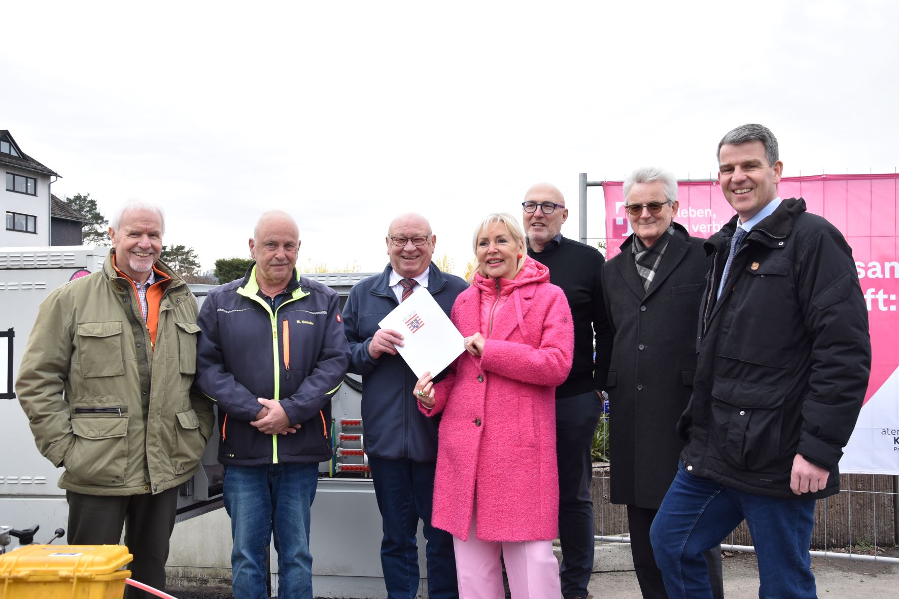 Förderbescheidübergabe Glasfaserasubau Digitalministerin Kristina Sinemus überreicht Landrat Wolfgang Schuster den Förderbescheid in Höhe von rund 56 Millionen Euro für den Breitbandausbau im südlichen Lahn-Dill-Kreis. Foto: Lahn-Dill-Kreis/Mariam Nasiripour
