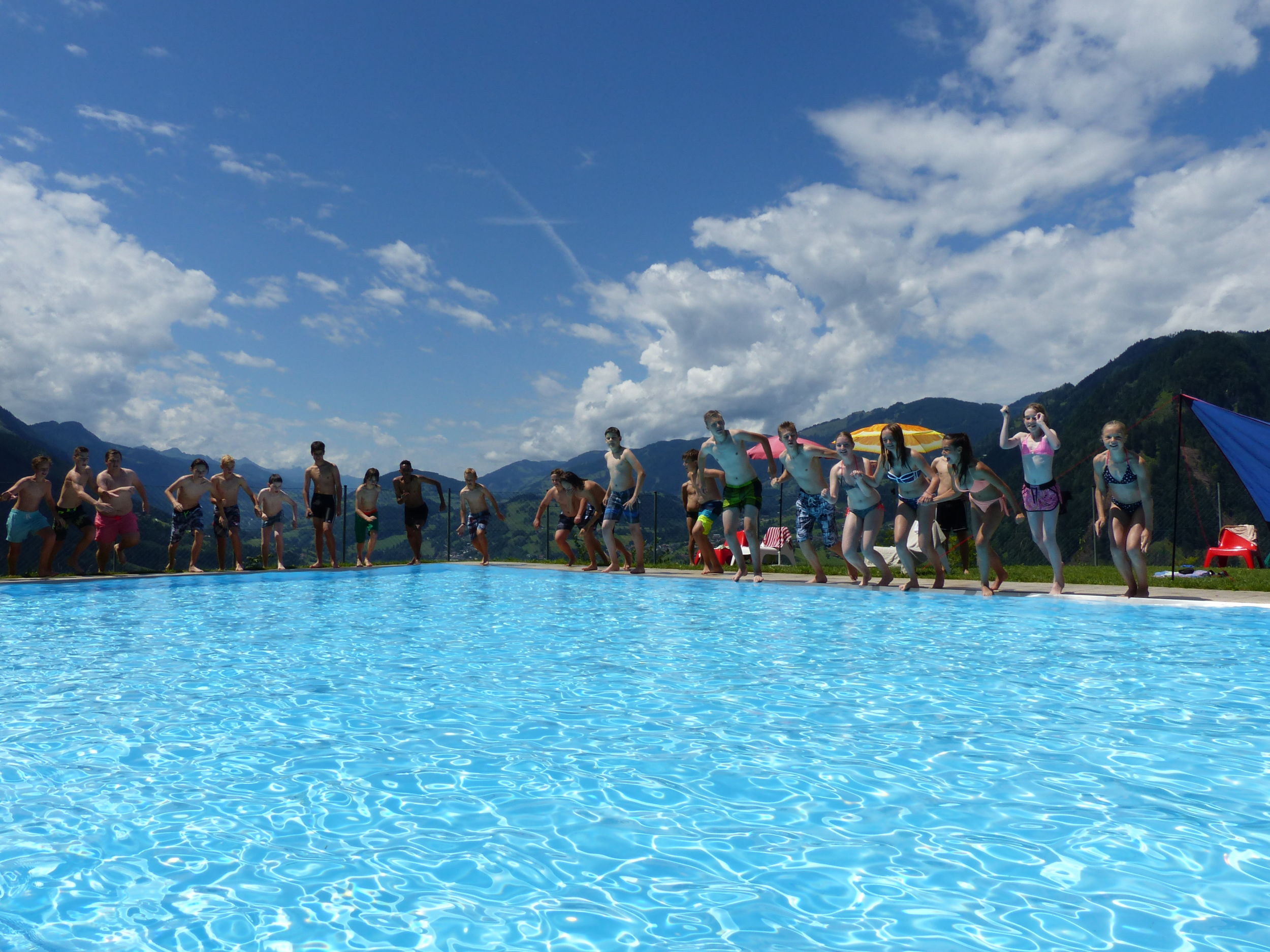 Symbolbild Kinder am Pool. Foto: Lahn-Dill-Kreis