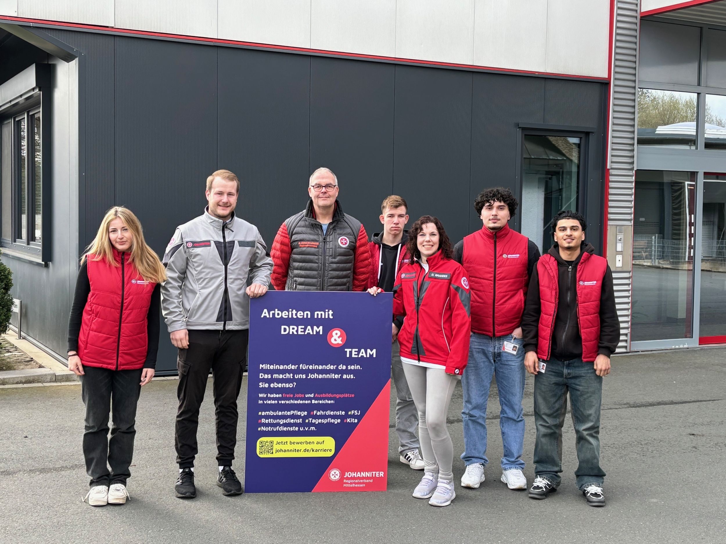 Teamimpression Fördermitgliederwerbung im Lahn-Dill-Kreis_2024_03_25 Das junge Team der Johanniter-Unfallhilfe-Mittelhessen geht aktuell im Lahn-Dill-Kreis von Haus zu Haus, um Mitglieder zu werben. Regionalvorstand Marco Schulte-Lünzum dankt ihnen für ihr Engagement. Foto: Johanniter-Unfall-Hilfe/Miriam Feuerstein