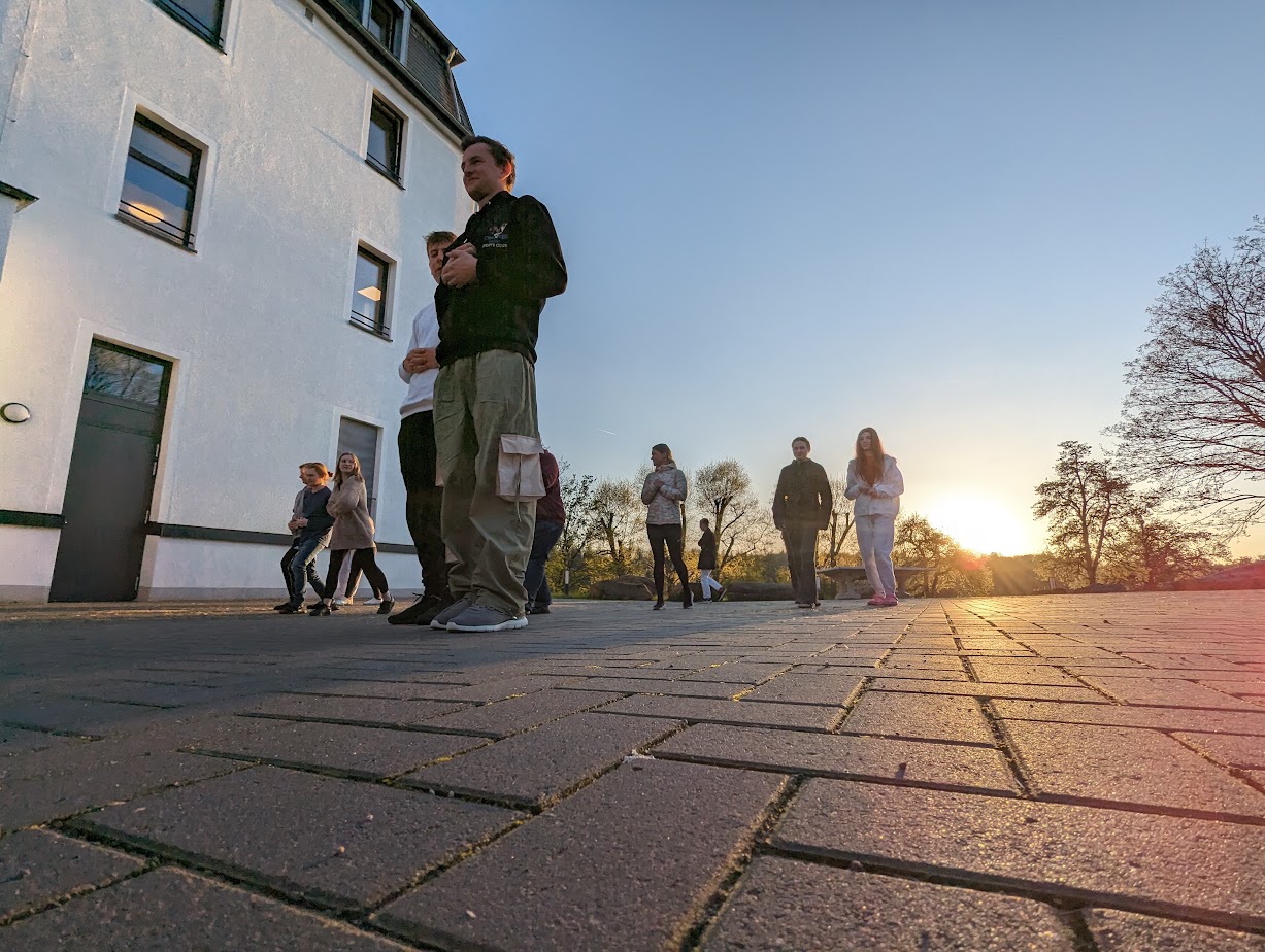 Gemeinsam lernen, Spaß haben, sich austauschen und fit für die Arbeit mit Kindern und Jugendlichen machen: Das ist das Ziel der Juleica-Grundausbildung, die 15 Teilnehmende aus dem Lahn-Dill-Kreis absolviert haben. Foto: Lahn-Dill-Kreis/Stephanie Kaczmarczyk