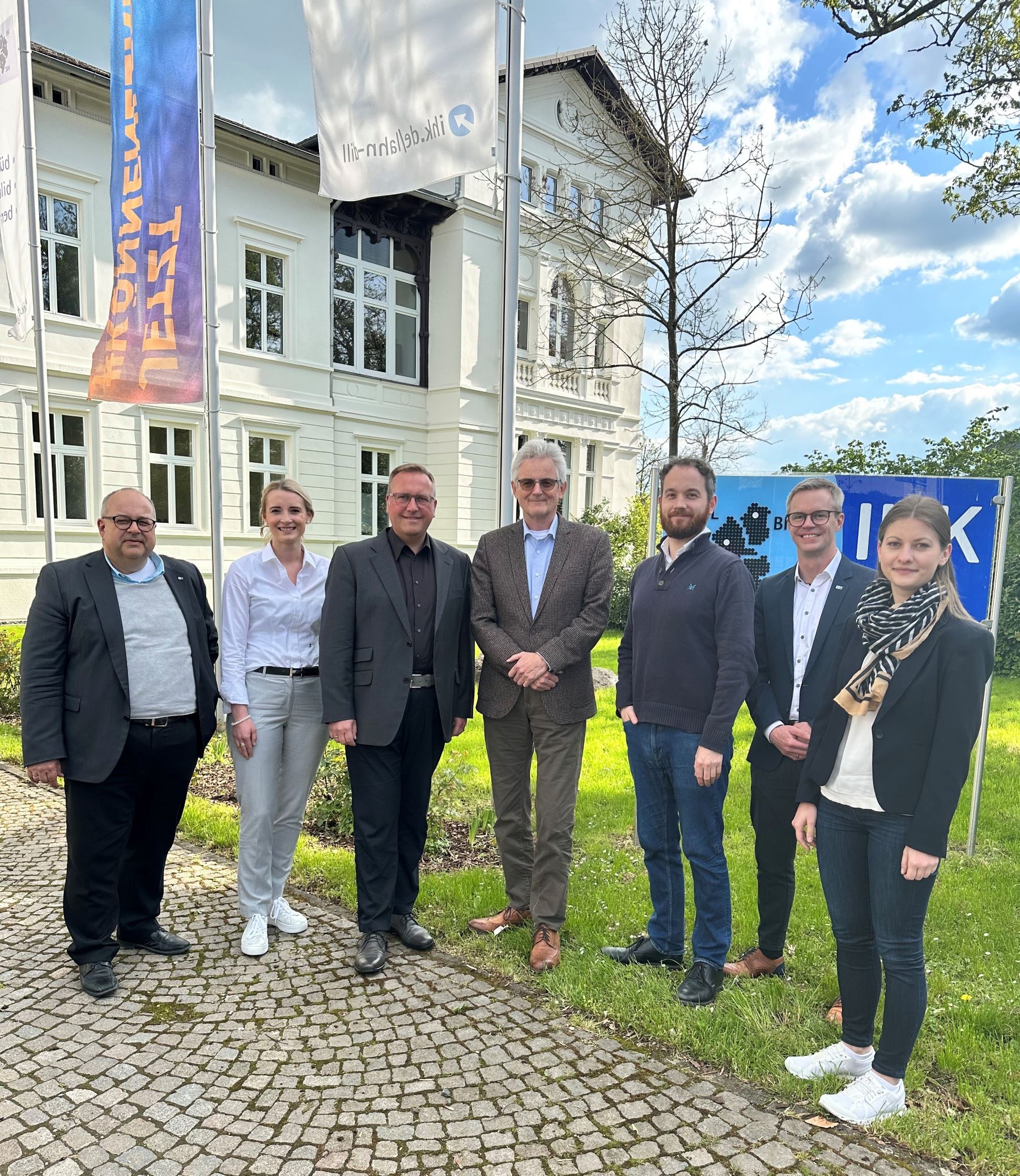 Die Kreis-Wirtschaftsförderung und die IHK Lahn-Dill haben sich über aktuelle Themen der regionalen Wirtschaft ausgetauscht. Von links: Dr. Gerd Hackenberg (Bereichsleiter Aus- und Weiterbildung, IHK Lahn-Dill), Lisa Schäfer (Leitung Grundsatzreferat und Federführung Energie, Umwelt, Klimaschutz, Nachhaltigkeit und Innovation, IHK Lahn-Dill), Dietmar Persch, Prof. Dr. Harald Danne, Anselme Champollion (Leitung der Stabsstelle Wirtschaftsförderung, Lahn-Dill-Kreis), Alexander Cunz, Kim Marie Stahl (Wirtschaftsförderung, Lahn-Dill-Kreis). Foto: IHK Lahn-Dill