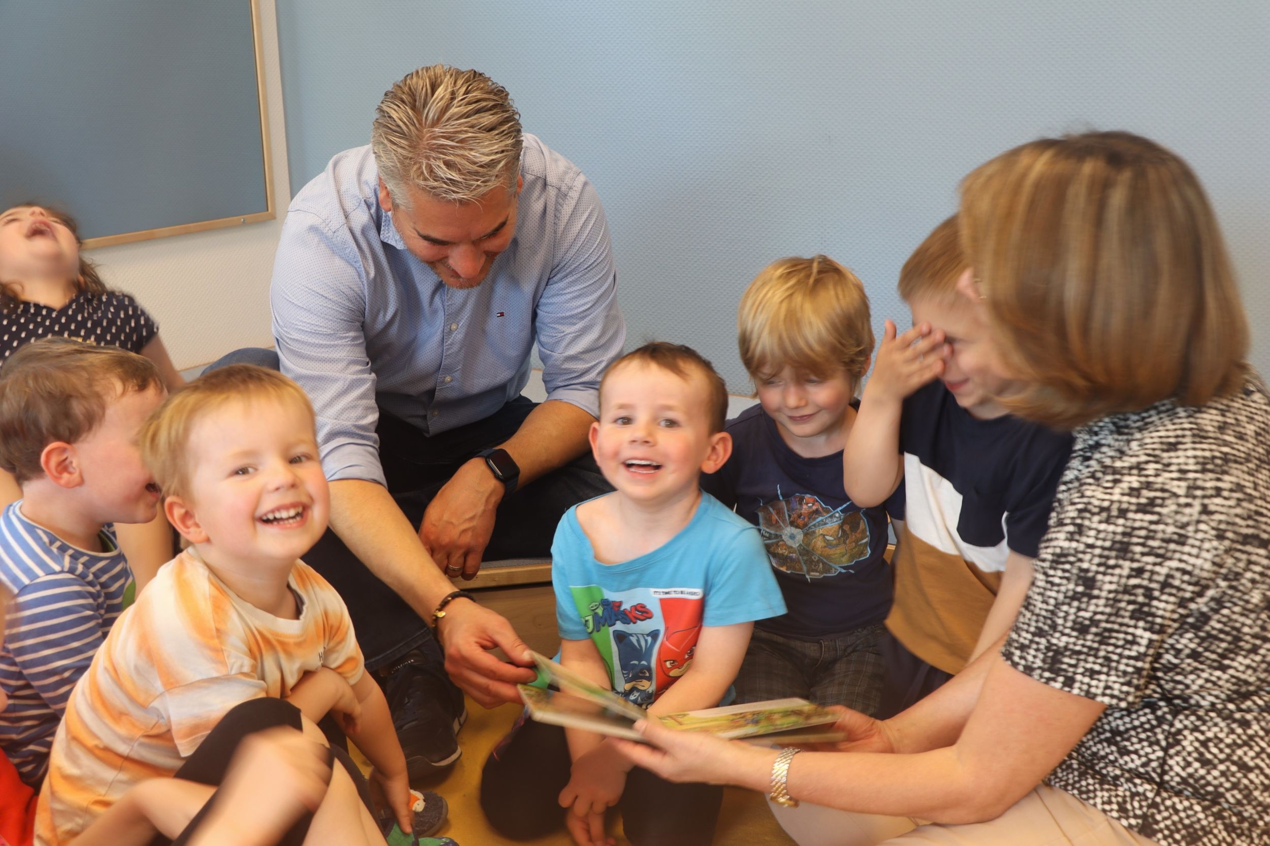 Beim Besuch in der Kita „Alte Schule - Die Glückskinder“ lasen Fachdienstleiterin Anke Brommont-Schmidt und Bürgermeister Christian Schwarz gemeinsam mit den Kindern ein Buch über Tiere und Natur. Foto: Lahn-Dill-Kreis/Judith Muhlberg