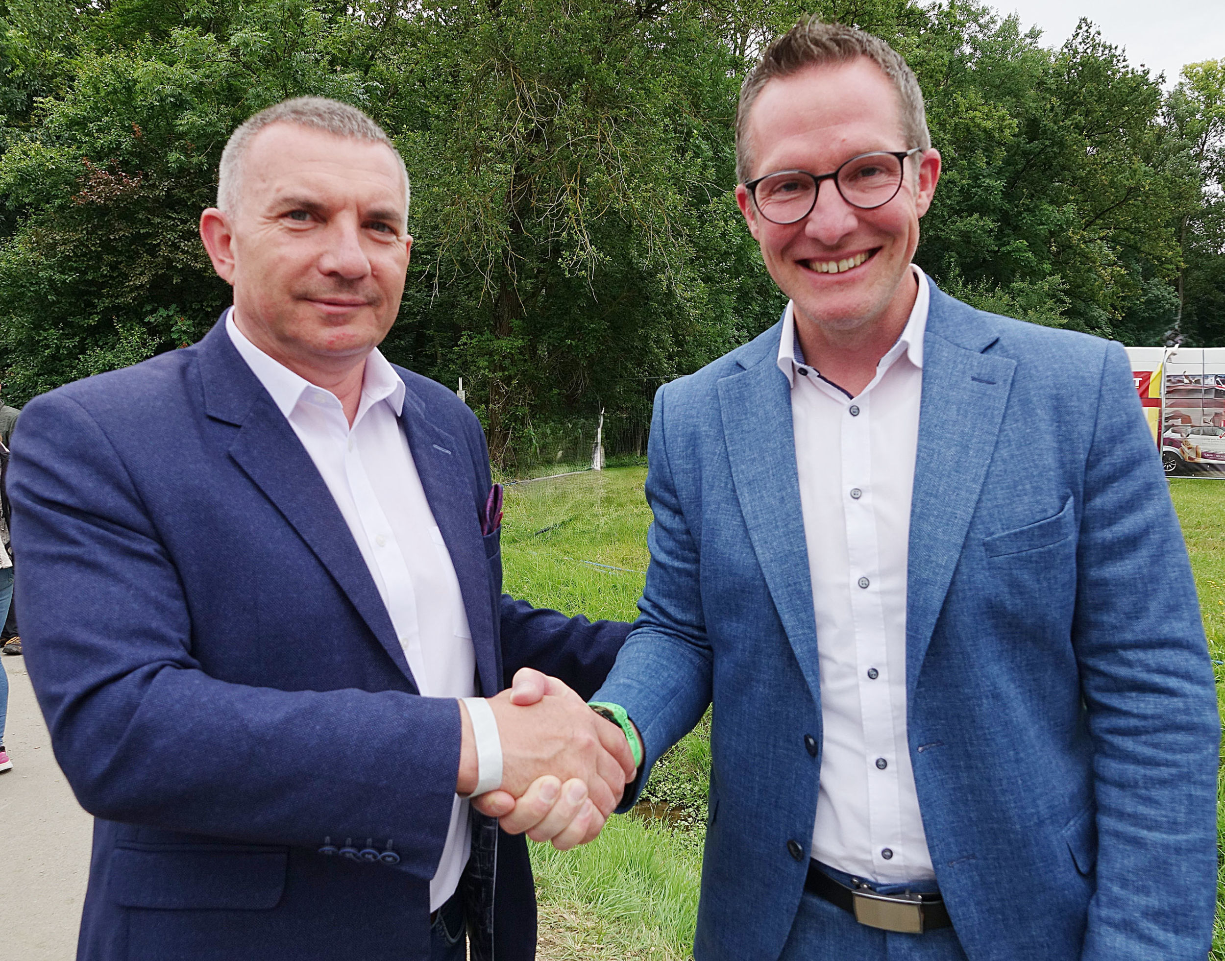 165_Polnische Delegation zu Gast Lernten sich auf Mittelhessens größtem Volksfest in Wetzlar kennen: Mariusz Zgainski und Carsten Braun auf dem Ochsenfest im Finsterloh. Foto: Paul Sajon