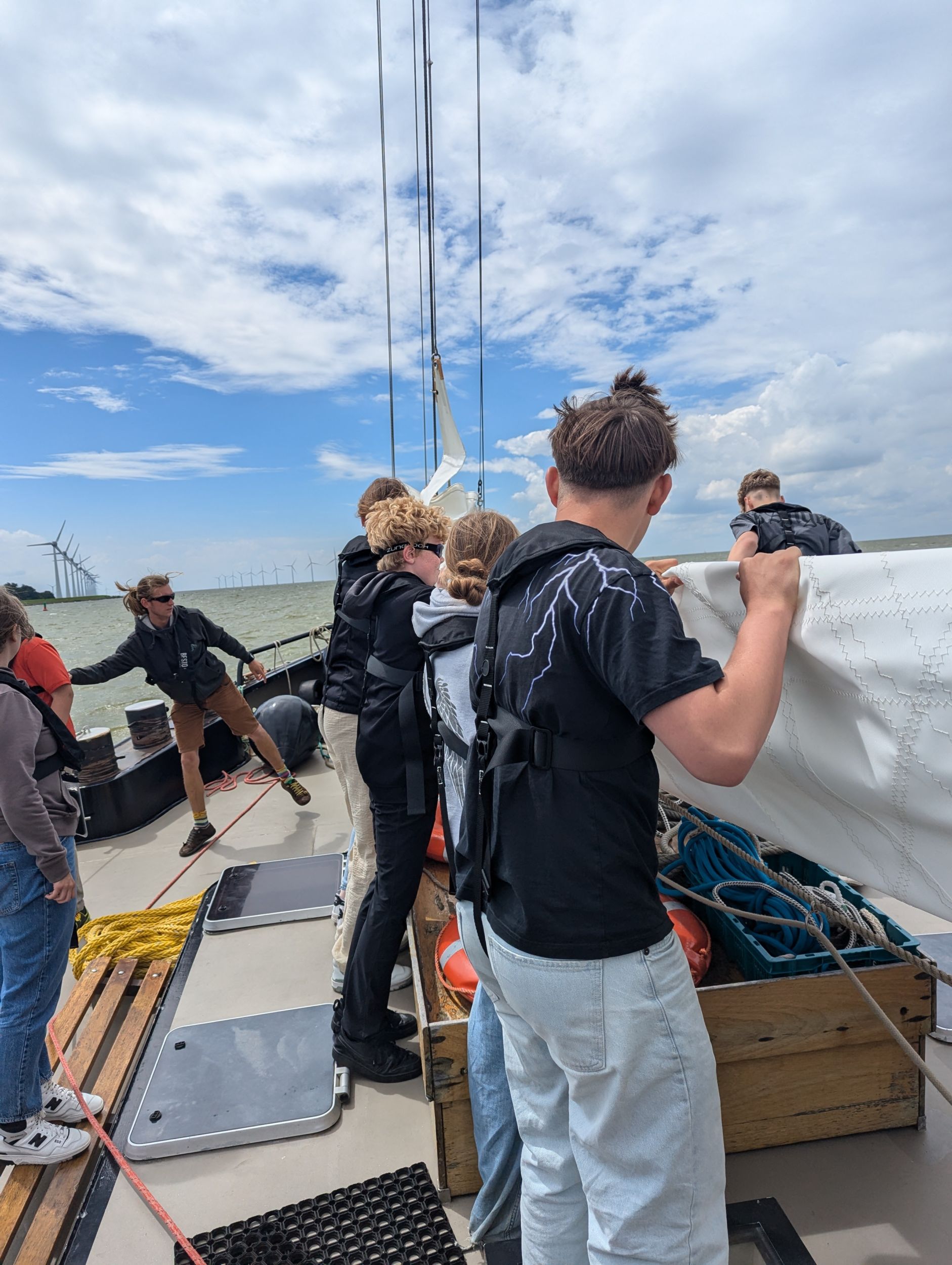 Segeln auf dem Ijsselmeer Bei der Segelfreizeit auf dem Ijesselmeer mussten die Jugendlichen mitanpacken und Verantwortung übernehmen. Foto: Lahn-Dill-Kreis