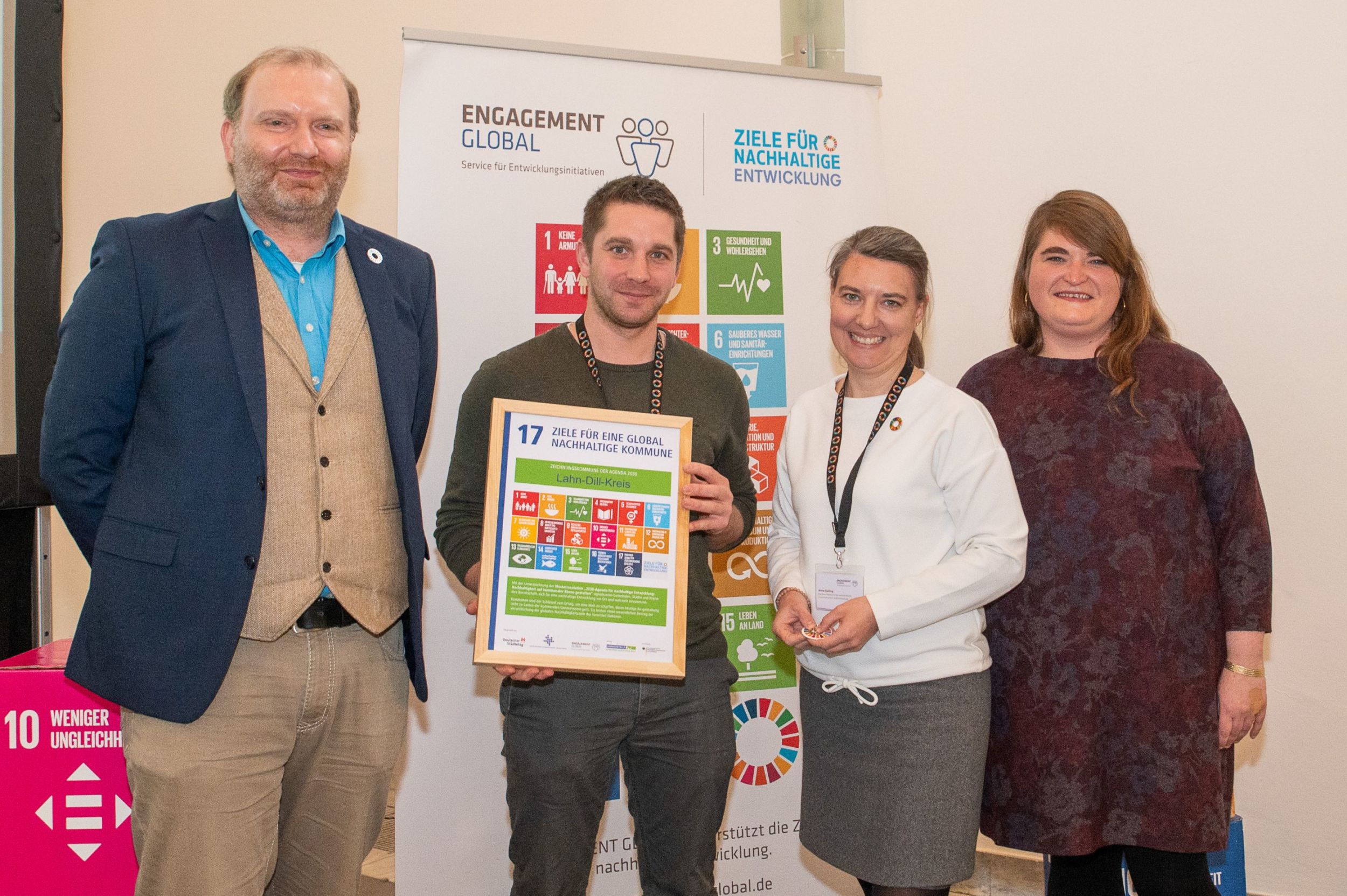 273_1_Agenda 2030 Von links: Marcell Moll, Rat der Gemeinden und Regionen Europas, Jacob Manderbach, Anne Bolling, Bundesministerium für wirtschaftliche Zusammenarbeit und Entwicklung und Meike Pfeil, Servicestelle Kommunen in der einen Welt, freuen sich, dass der Lahn-Dill-Kreis nun ein Teil der Agenda-2030-Kommunen ist. Foto: Stefan Büntig