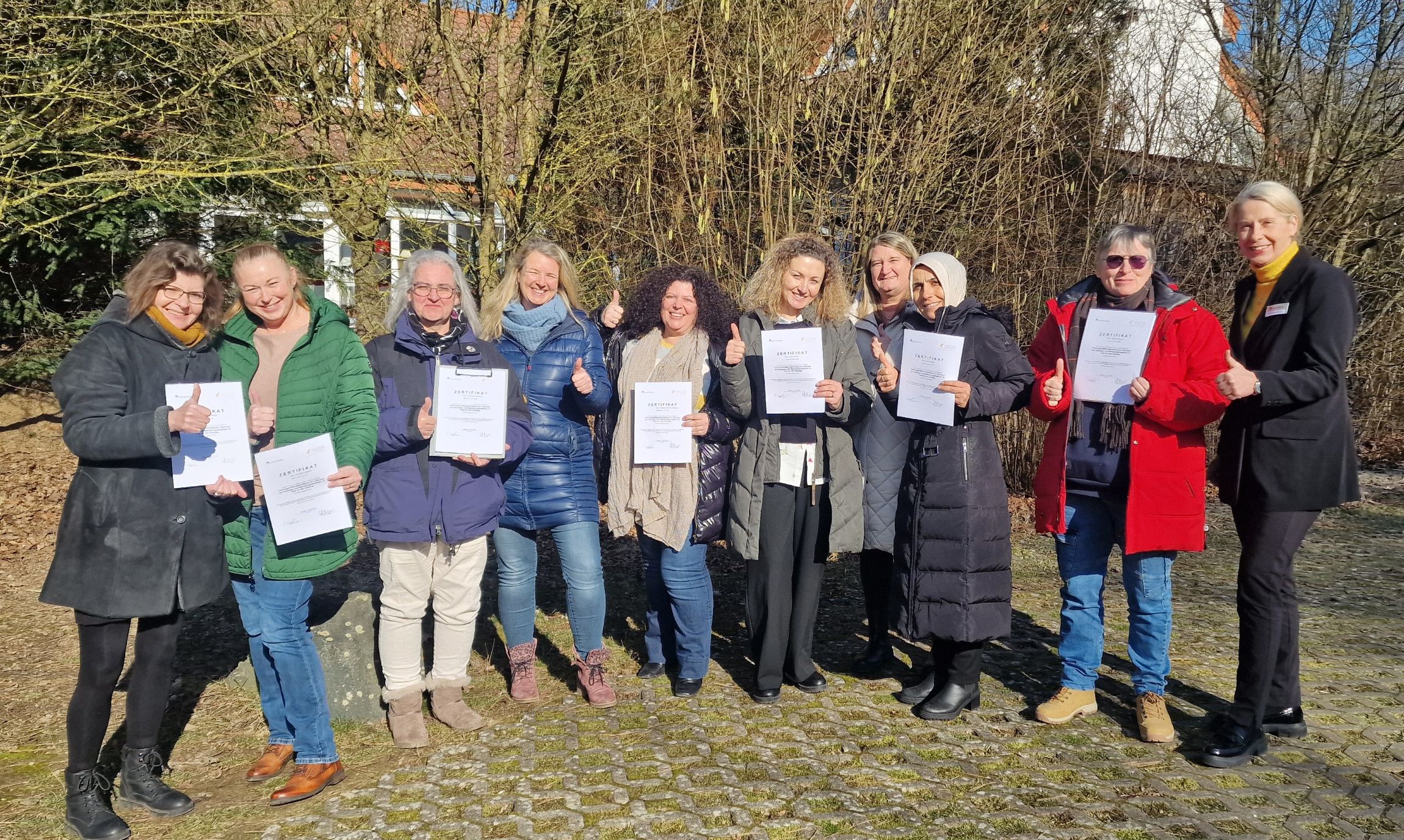 Die erfolgreichen Absolventinnen der Fortbildungsreihe mit der Referentin Martina Leppert, Akademie für Leadership im Sozialmanagement (Vierte von links) und Andrea Hauptvogel, Koordinatorin der Fortbildung beim Lahn-Dill-Kreis (rechts). Foto: Lahn-Dill-Kreis