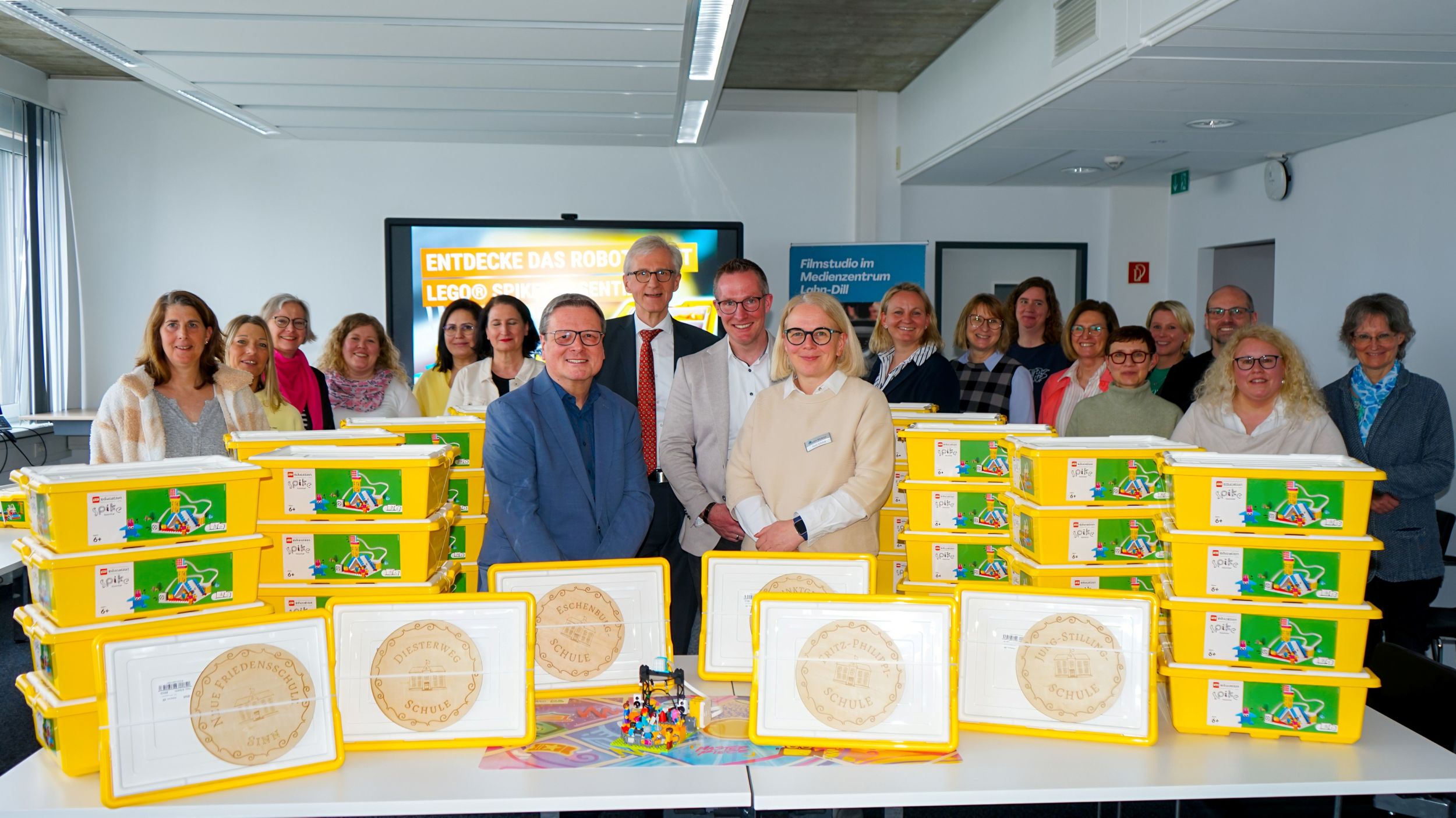 067_1Spendenübergabe LEGO Roland Esch (Siebter von links), Rainer Reissner (Achter von links), Carsten Braun (Neunter von links), Silke Schaub (Zehnte von links) und Simone Vetter, Leiterin der Kreis-Schulabteilung (rechts) freuen sich, die LEGO-Sets den Schulen zur Verfügung stellen zu können. Foto: Rittal Foundation/Hercher