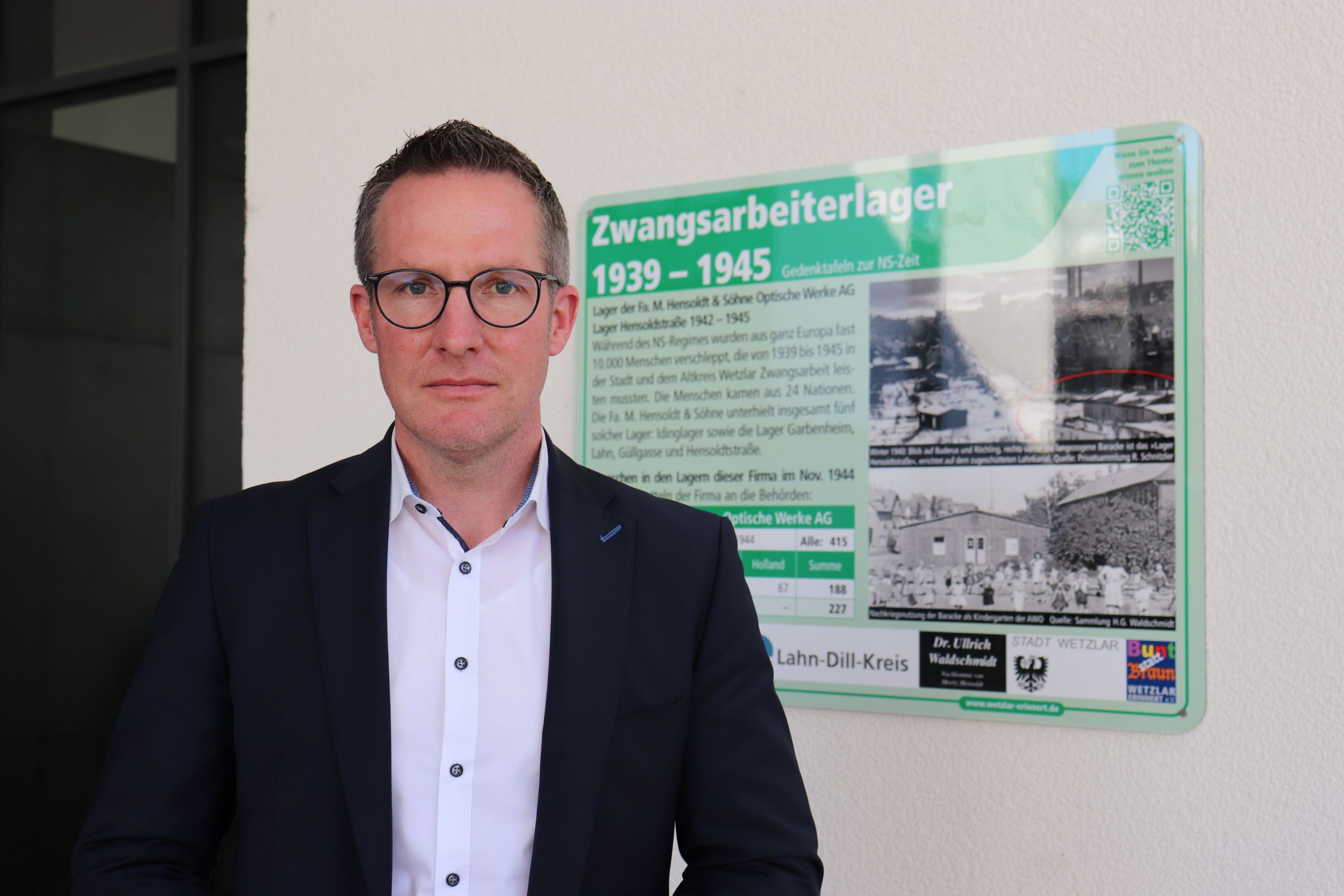 Landrat Carsten Braun erklärte in seinem Grußwort als Tafelstifter, dass diese Gedenktafel und das Erinnern gerade heute eine wichtige Rolle einnehmen, „[…] damit uns die Vergangenheit im Gedächtnis und im Gewissen bleibt und sich nicht wiederholt.“ Foto: Lahn-Dill-Kreis