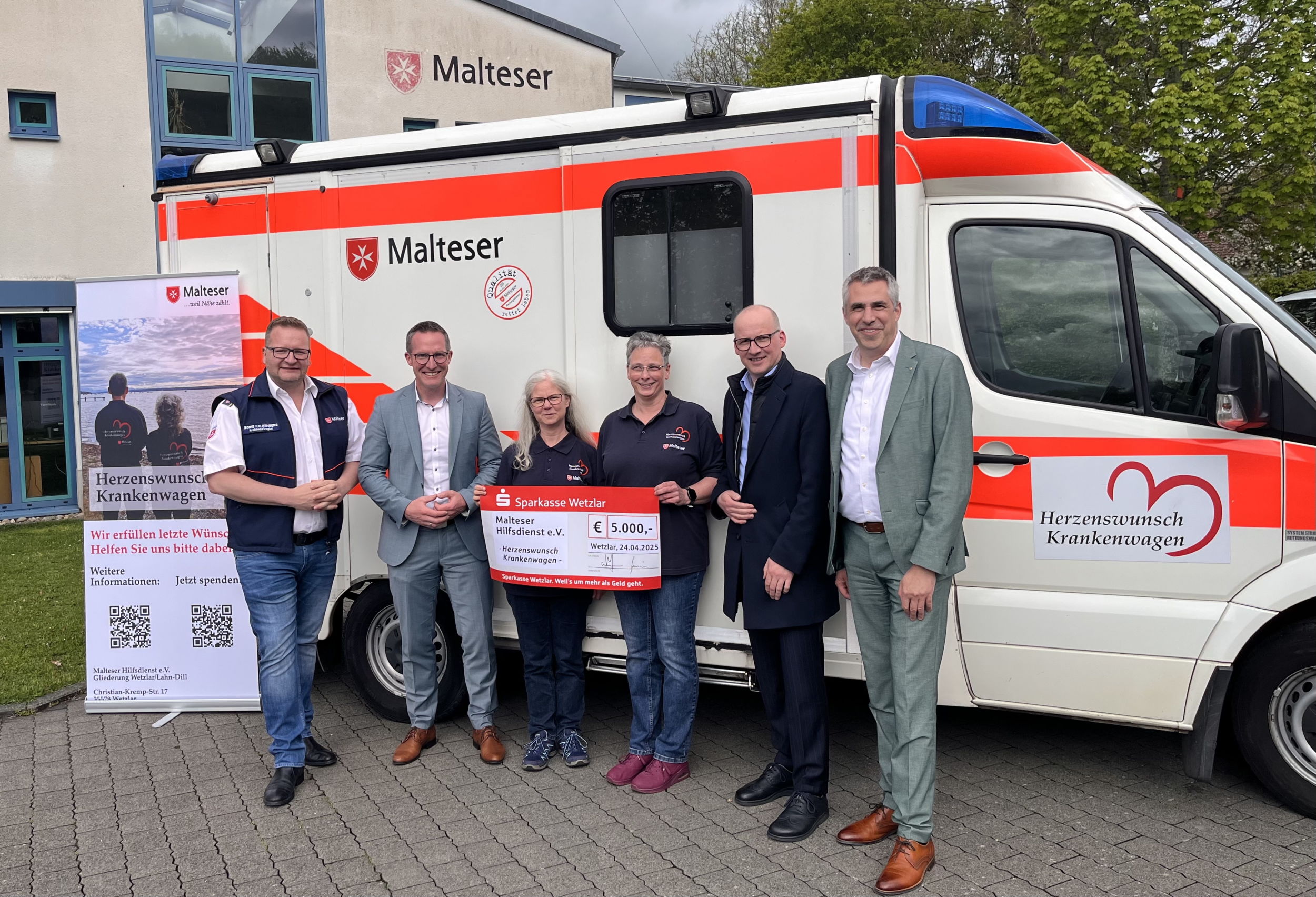 v.l.n.r. Boris Falkenberg, Carsten Braun, Sylke Trense, Manuela Jakob, Stefan Rink und Stephan Hofmann bei der Übergabe des Spendenschecks. Foto: Malteser