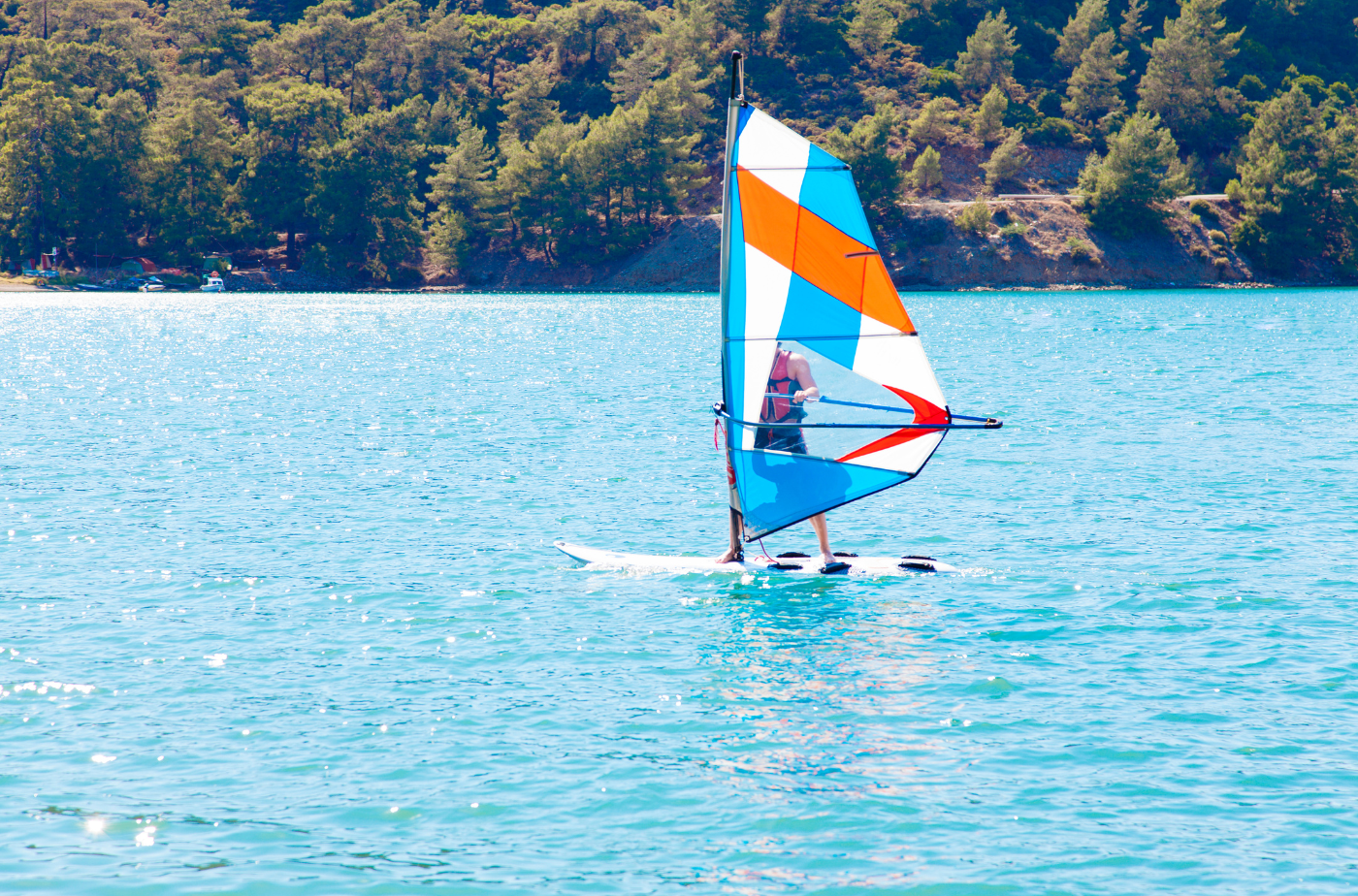 Jetzt noch für die Windsurf- und Wassersportfreizeit anmelden. Foto: eternalcreative von Getty Images