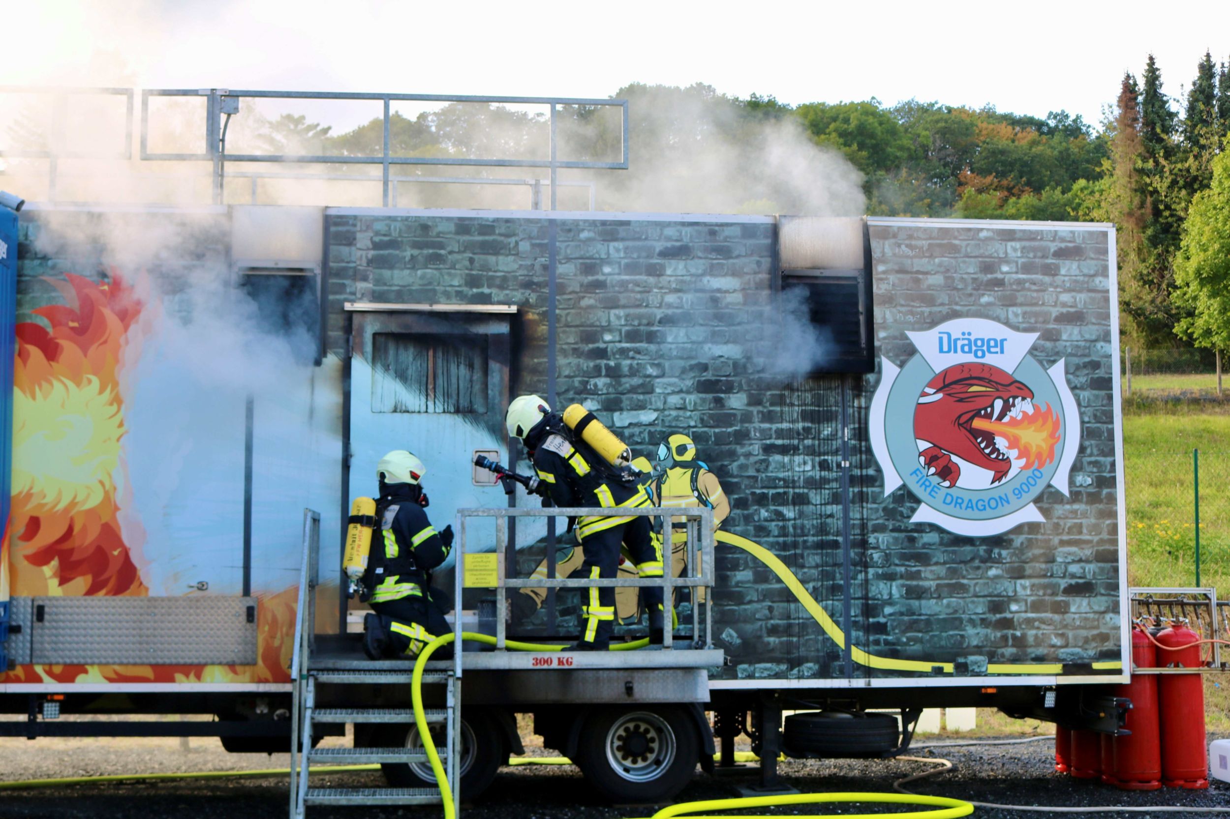Einsatzkräfte der Feuerwehr üben verschiedenste Brandszenarien in der Brandsimulationsanlage. Foto: Lahn-Dill-Kreis