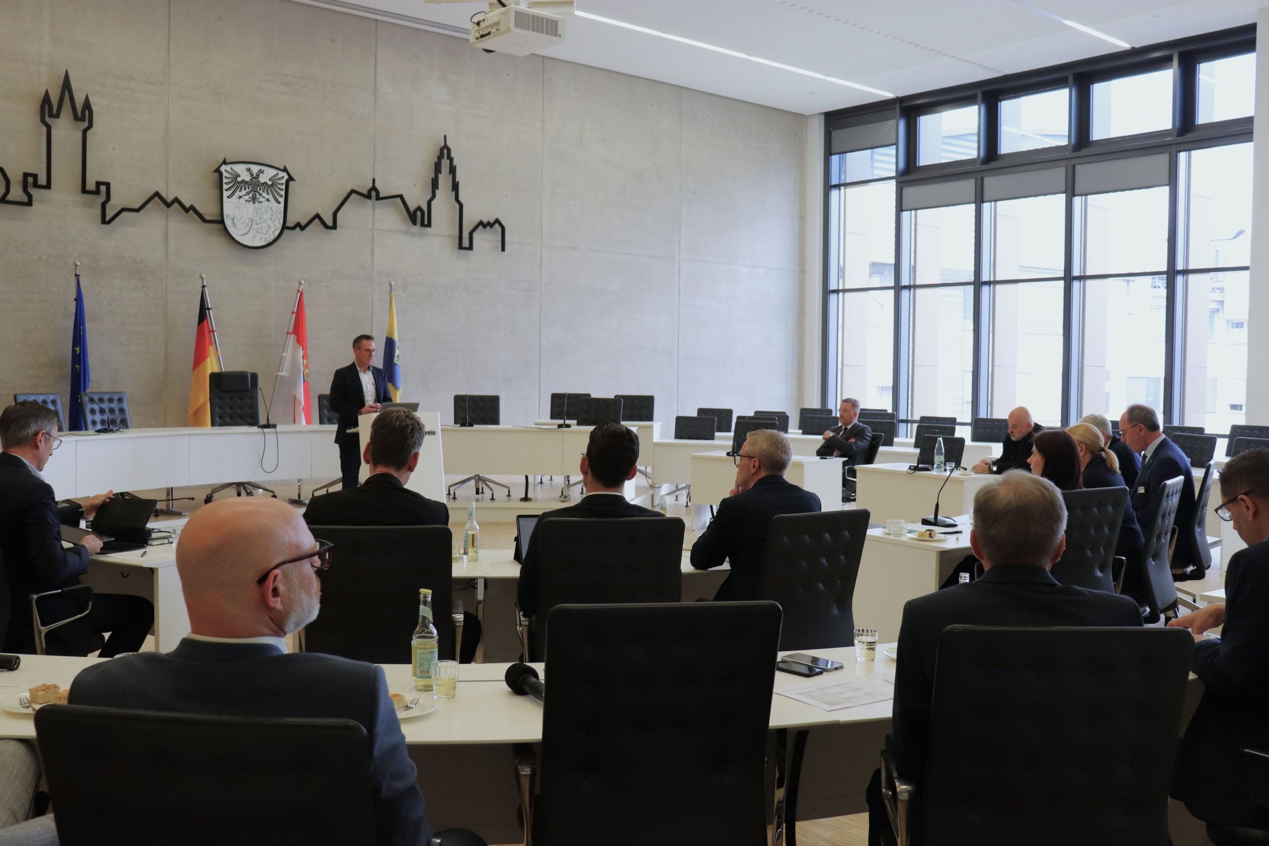 Beim Wirtschaftsdialog lud der Lahn-Dill-Kreis auch in diesem Jahr wieder Vertreterinnen und Vertreter auf Industrie, Wirtschaft, Handwerk und Co. ein, um sich über die Entwicklung in der Region auszutauschen. Foto: Lahn-Dill-Kreis