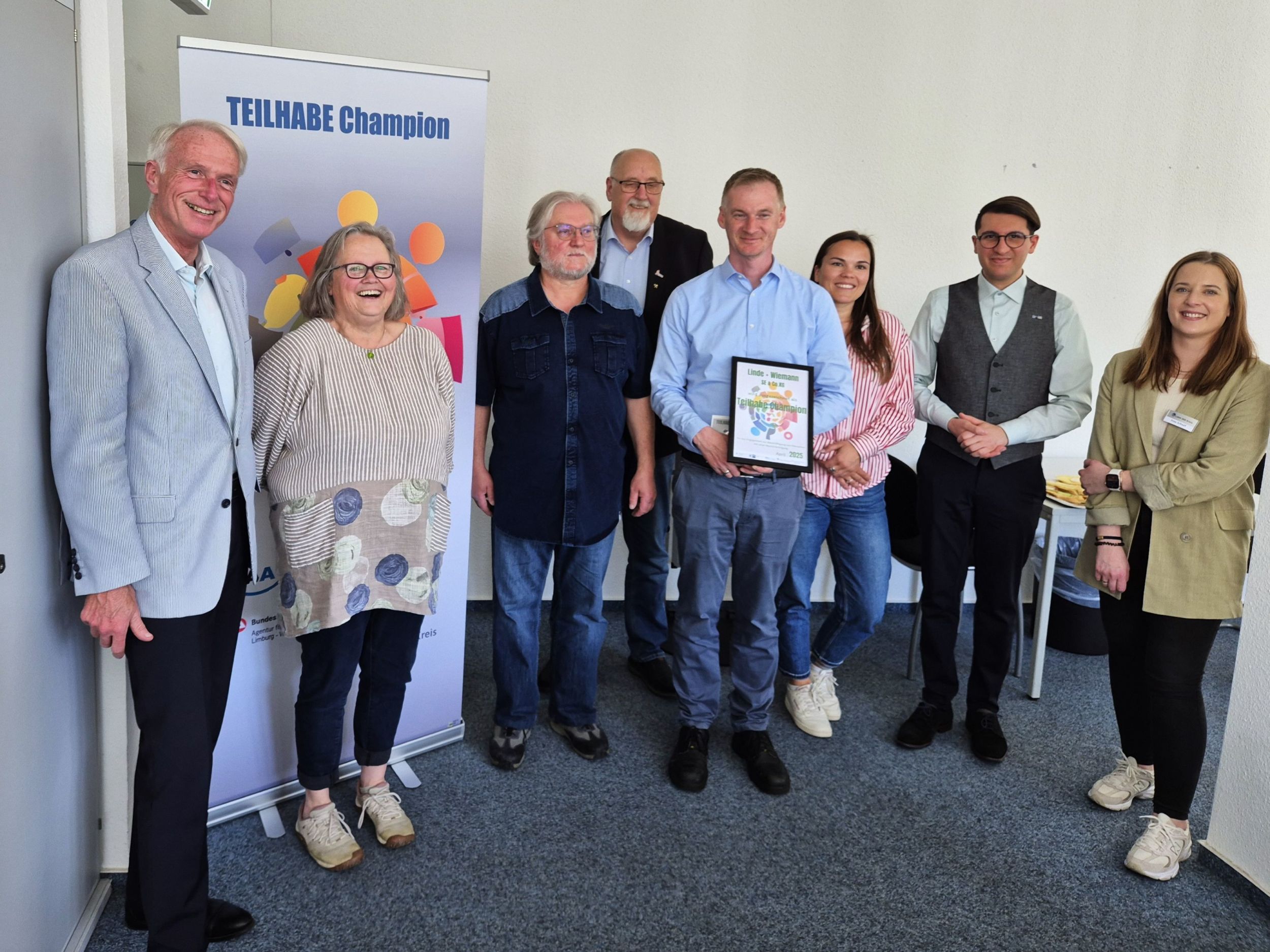 Freuen sich über die Auszeichnung (von links): Stephan Aurand, Monika Mundt (EAA), Detlef Wiemert, Gerhard Anders, Willy Dell, Jenny Truhöl (Handwerkskammer. Burak Drogan (IHK), Jessica Schaaf (Fachdienst Wirtschaftsförderung, Mobilität, Tourismus beim Lahn-Dill-Kreis). Foto: EAA