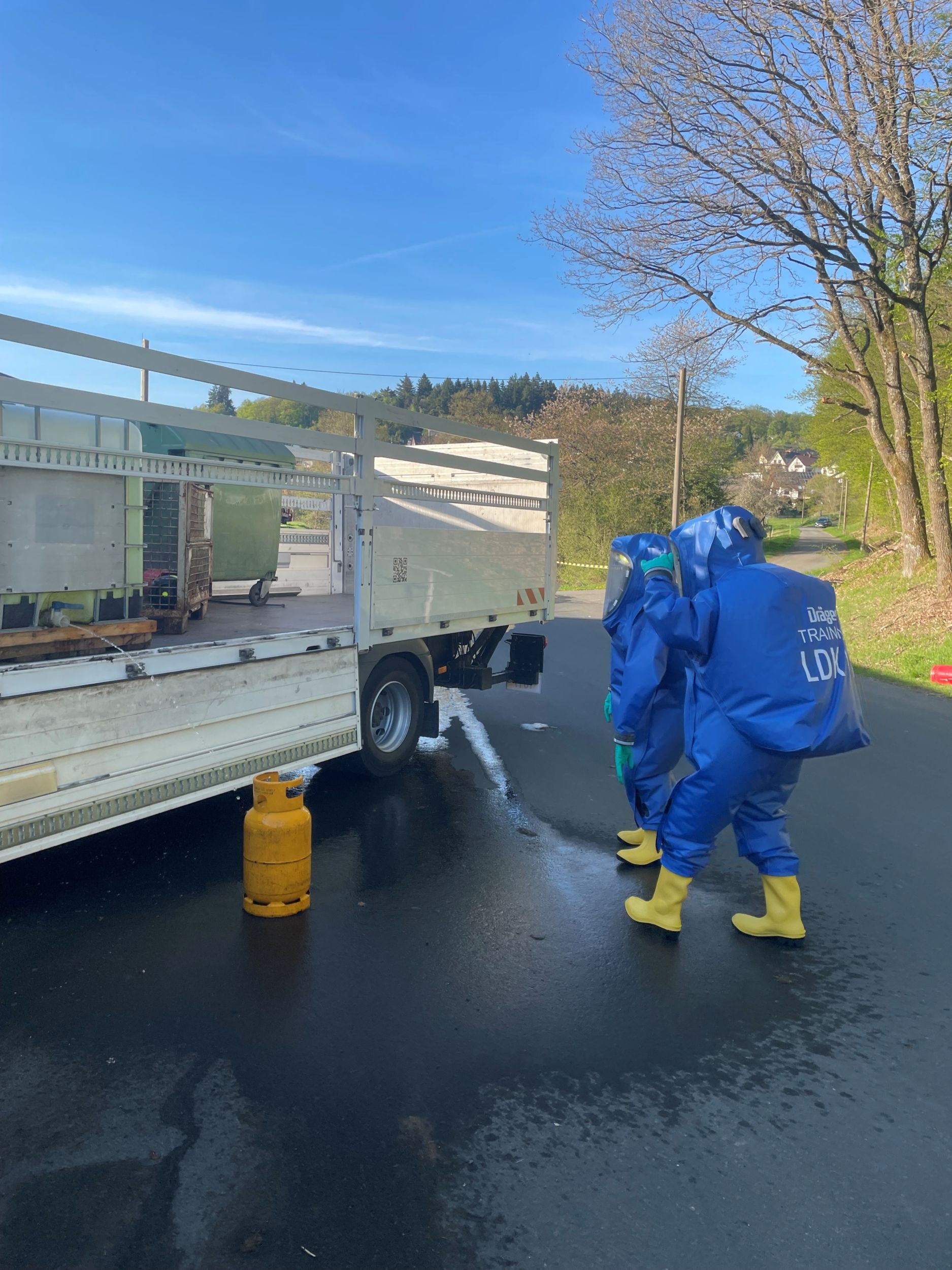 092_2_GABC_Übung Einsatzkräfte der Spezialeinheit untersuchen den Gefahrgutaustritt. Foto: Lahn-Dill-Kreis