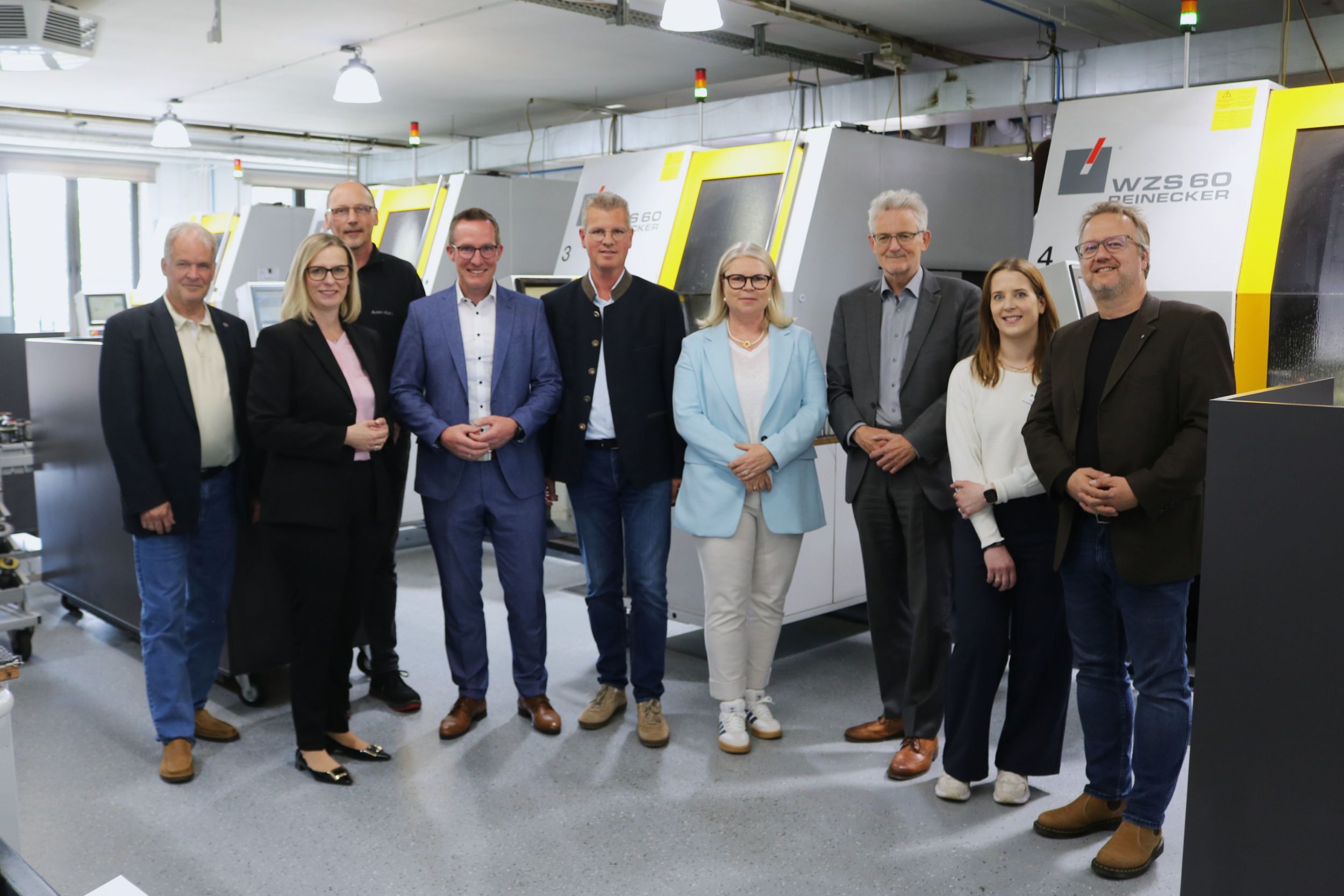 098_1Unternehmensbesuch Hachenbach Die Wirtschaftsdelegation freut sich, einen spannenden Einblick in das Unternehmen erhalten zu haben. Von links: Jürgen Mock, Petra Kern (Vorsitzende der Geschäftsführung der Agentur für Arbeit Limburg-Wetzlar), Armin Kohl (Produktionsleiter bei Hachenbach) Carsten Braun, Carsten Hachenbach, Melanie Hachenbach, Prof. Dr. Harald Danne, Jessica Schaaf (Fachdienst Wirtschaftsförderung, Mobilität, Tourismus beim Lahn-Dill-Kreis), Steffen Thiel. Foto: Lahn-Dill-Kreis