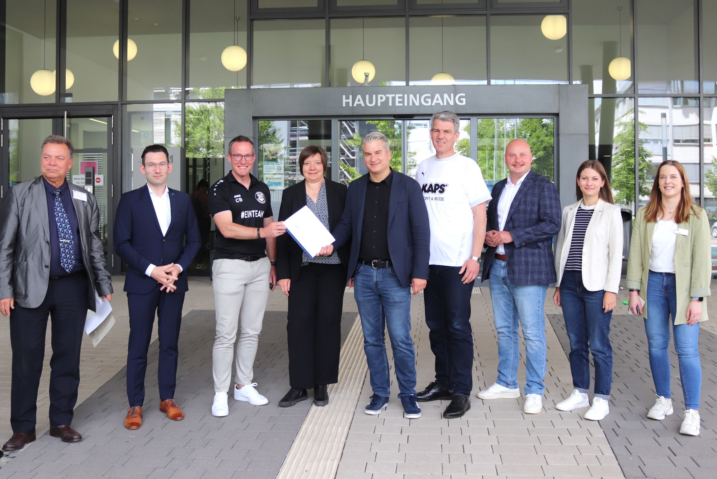 099_Handwerkerparkausweis Die Erweiterung des Handwerkerparkausweises für den Lahn-Dill-Kreis ist offiziell – die Handwerksbetriebe aus dem Kreis können ihn ab sofort beantragen. (v. l. n. r.: Reinhard Strack-Schmalor, (Leitender Verwaltungsdirektor, Abteilungsleiter Kreisordnungsbehörden und Verkehr beim Lahn-Dill-Kreis), Sebastian Hoffmanns, Carsten Braun, Heike Mühlhans, Christian Schwarz, Frank Inderthal (Vizelandrat), Tom Krämer (Wirtschaftsförderung Stadt Wetzlar), Kim Marie Stahl und Jessica Schaaf (Wirtschaftsförderung Lahn-Dill-Kreis)) Foto: Lahn-Dill-Kreis