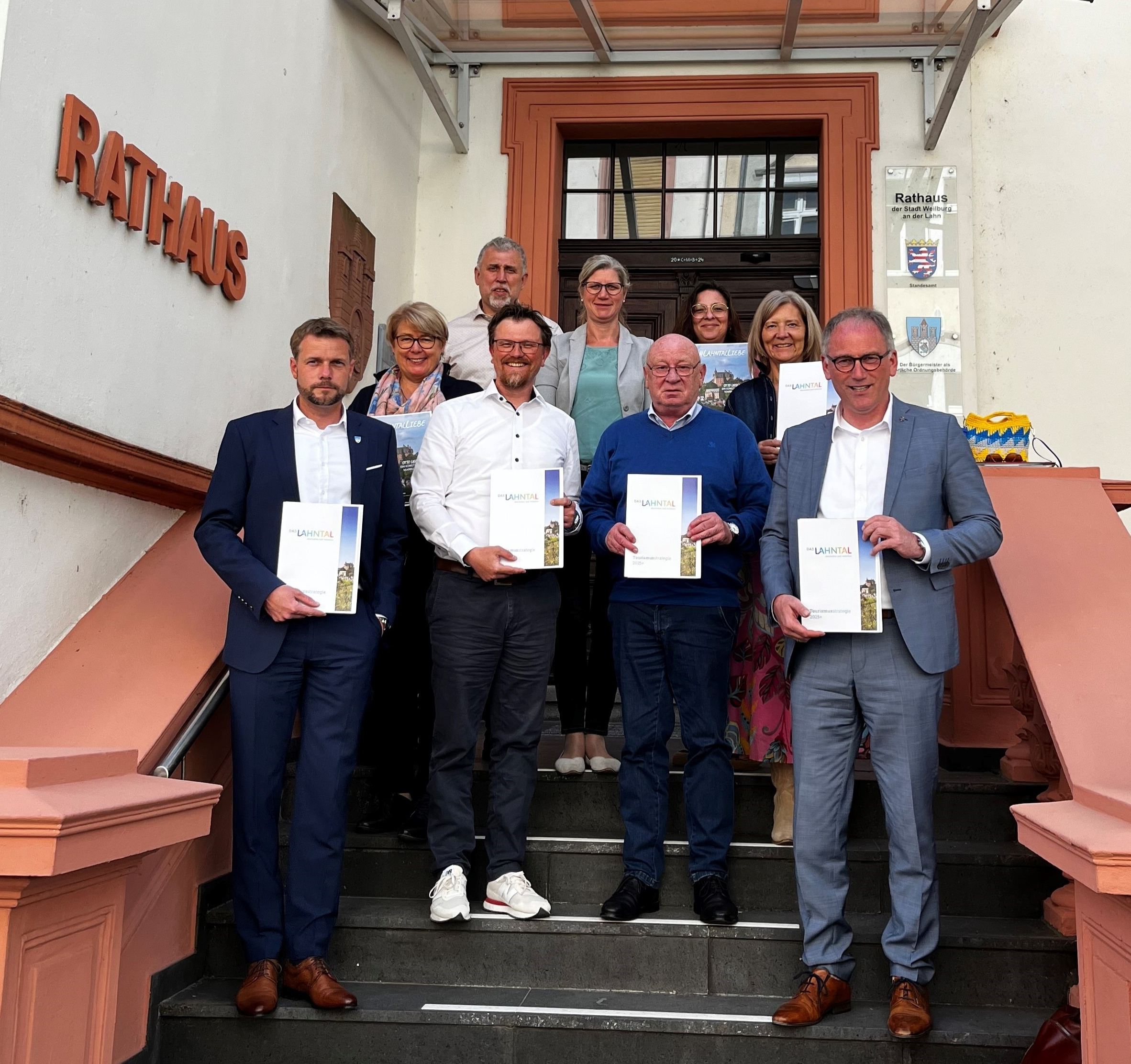 Pressefoto LTV Tourismusstrategie 2025+ 1. Reihe, von links: Bürgermeister Dr. Johannes Hanisch (Weilburg), Geschäftsführer Philipp Borchardt (LTV), Landrat a. D. Wolfgang Schuster (Lahn-Dill-Kreis), Landrat Michael Köberle (Landkreis Limburg-Weilburg), 2. Reihe von links: Regina Maiworm (Leiterin der Tourist-Information Wetzlar), Bürgermeister Marco Herrmann (Bischoffen), Geschäftsführerin Steffi Zurmühlen (Touristik Bad Ems-Nassau e.V.), Silvana Debelius (Marburg Stadt und Land Tourismus GmbH), Landrätin Anita Schneider (Landkreis Gießen). Foto: LTV