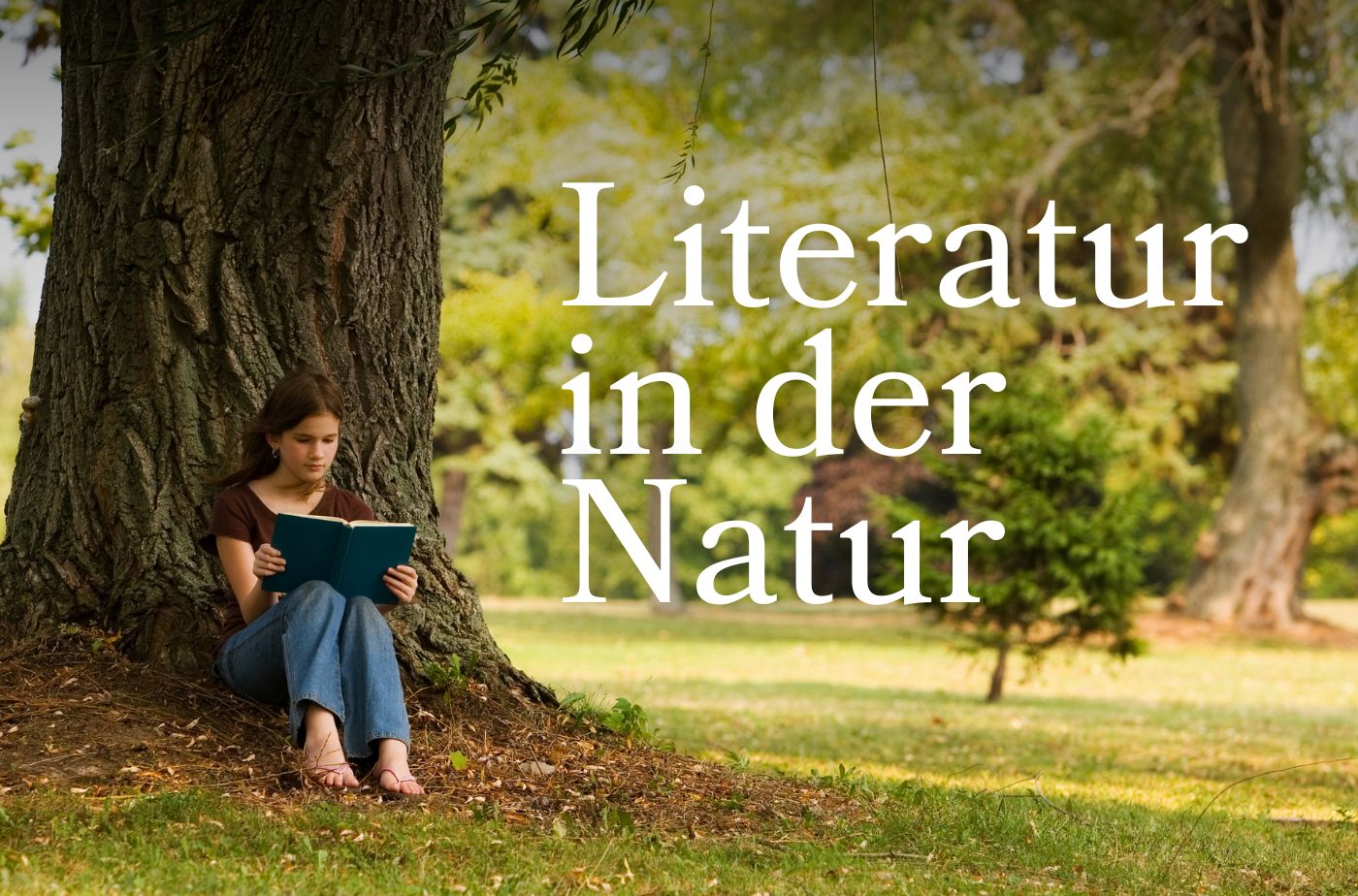 Symbolbild Literatur in der Natur. Zeigt ein junges Mädchen, das an einem Baum sitz und ein Buch liest. Foto: mdmilliman von Getty Images via canva.com