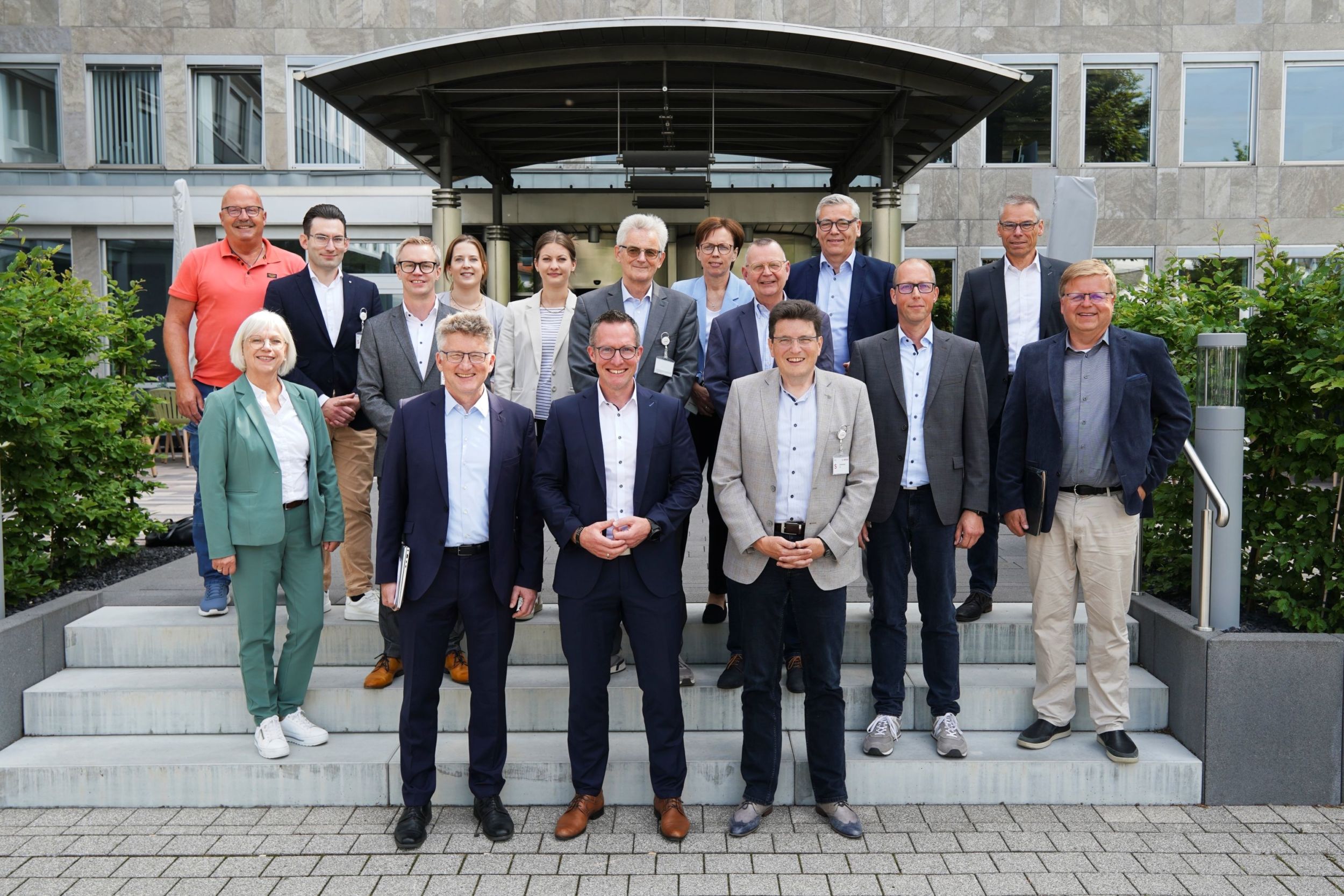 106_1Unternehmensbesuch Bosch Die Kreis-Wirtschaftsdelegation freut sich, die Bosch Home Comfort Group als bedeutsames Unternehmen der Region näher kennengelernt zu haben. Foto: Philip Gerhardt