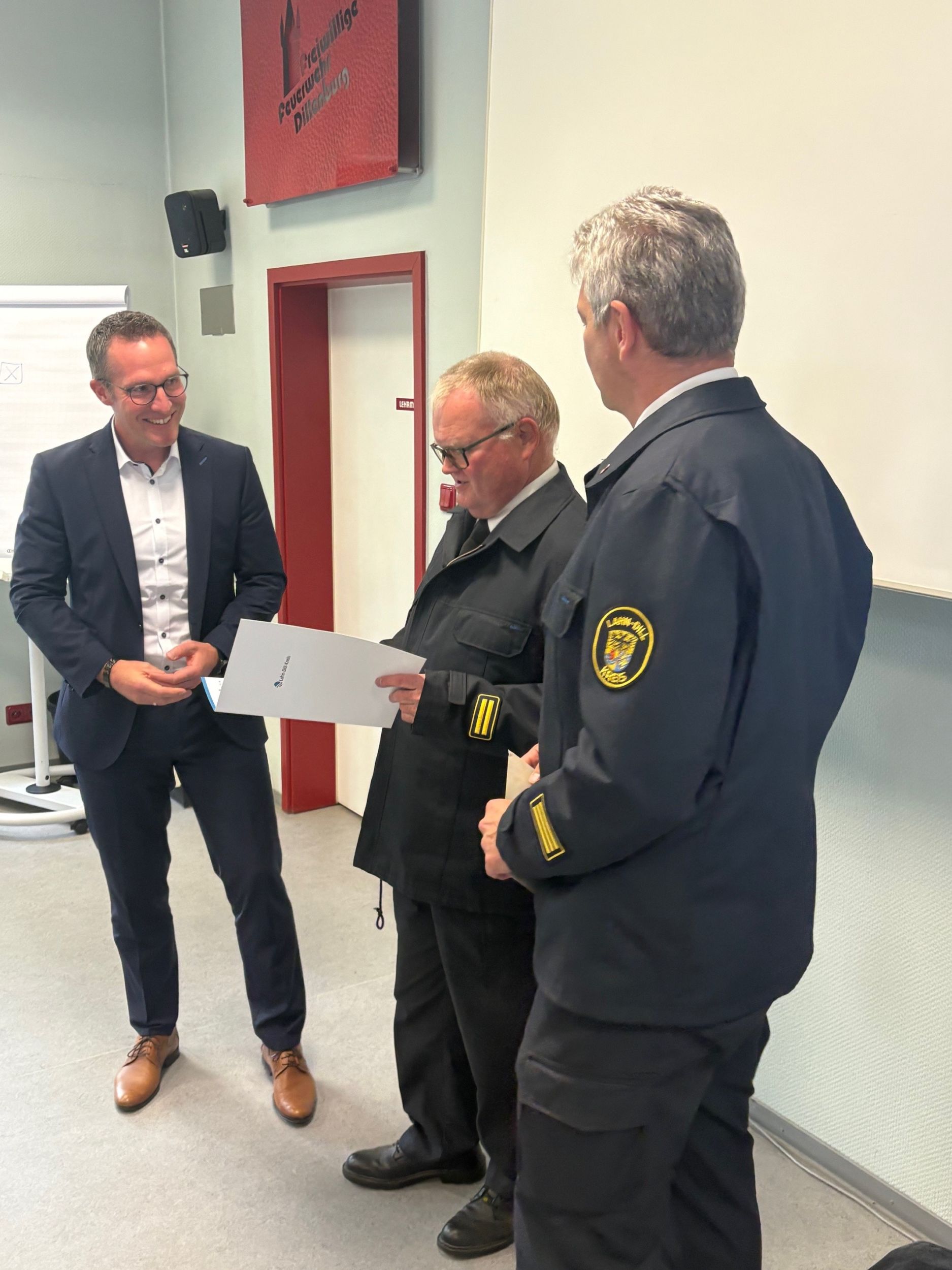 112_Dank an Dirk Schumacher Harald Stürtz (rechts) und Carsten Braun (links) dankten Dirk Schumacher (Mitte) für seinen Dienst. Foto: Lahn-Dill-Kreis