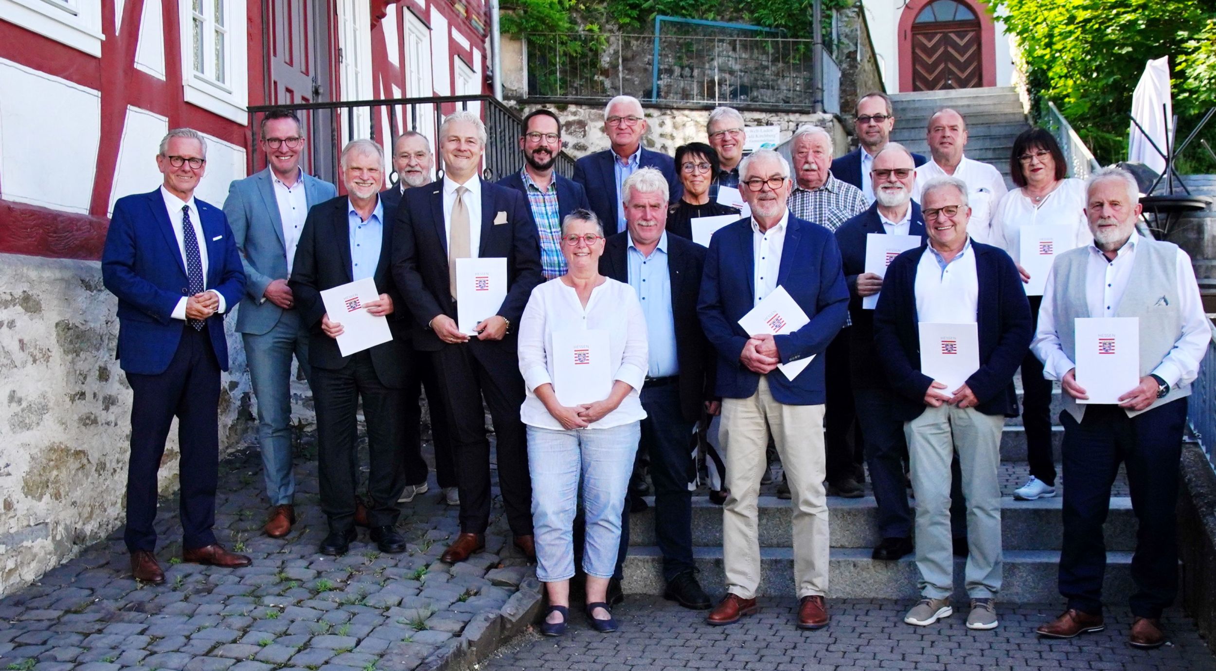 Carsten Braun (2.v.l.) und Mario Schramm (links) gratulierten den Geehrten (v.l.) Ulrich Kasteleiner, Lorenz Franz, Carstenm Seelmeyer, Sebastian Pulfrich, Sigrun Schmidt, Attila Hartmann, Matthias Hain, Regina Mohri-Philippus, Jürgen Weber, Bernd Seipel, Klaus Franz, Johannes Weyel, Rainer Binde, Peter Hornof, Dr. Andreas Steiner, Monika Brücher und Herbert Fassel. Foto: Ralf Triesch/Stadt Haiger