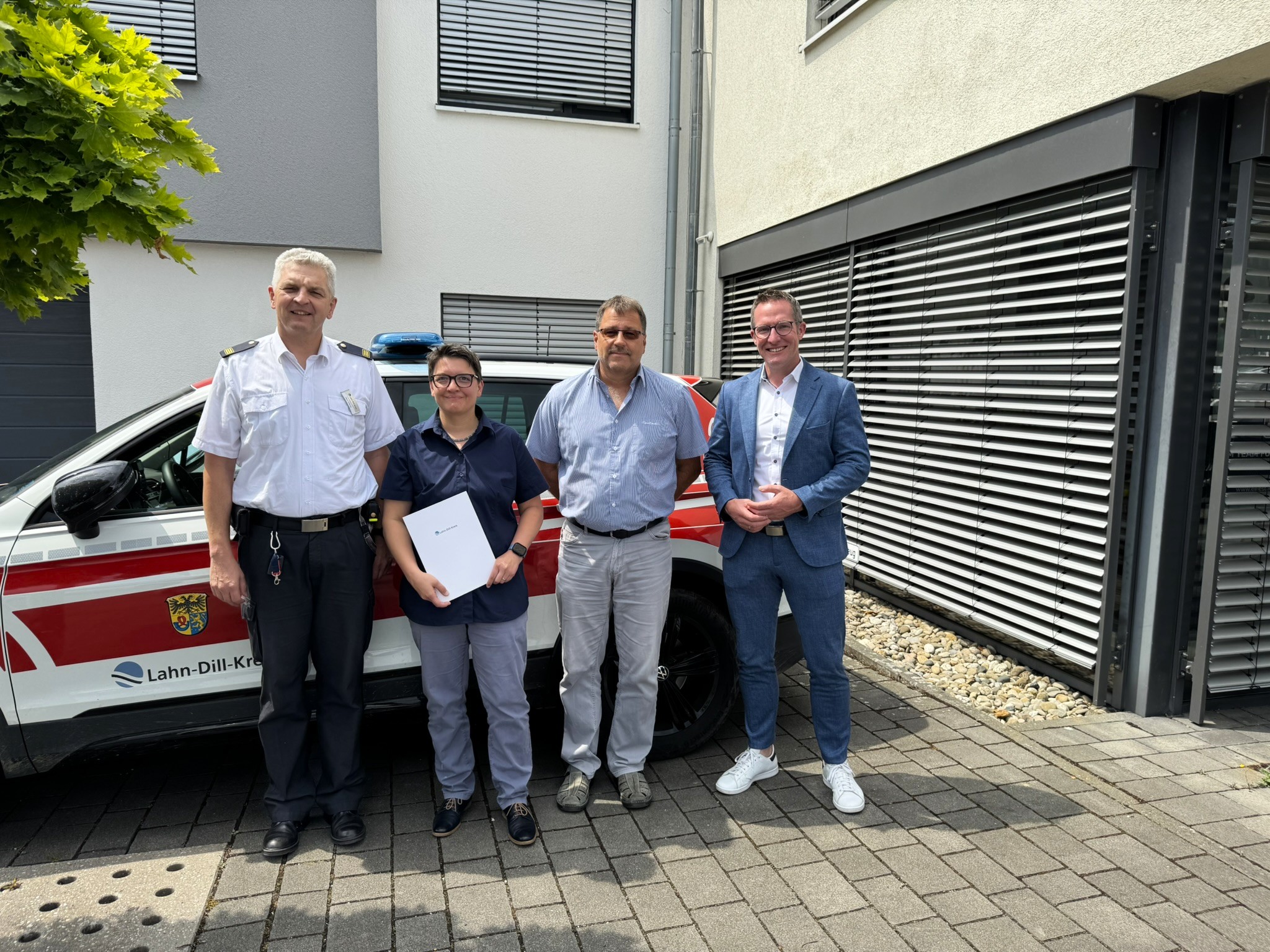 Der Lahn-Dill-Kreis hat mit Claudia Meyer ab dem 1. Juli 2025 eine neue Leitende Notärztin. Von links: Kreisbrandinspektor Harald Stürtz, Claudia Meyer, Dr. Andreas Schwarze, Sprecher der Leitenden Notärzte im Lahn-Dill-Kreis, Carsten Braun. Foto: Lahn-Dill-Kreis