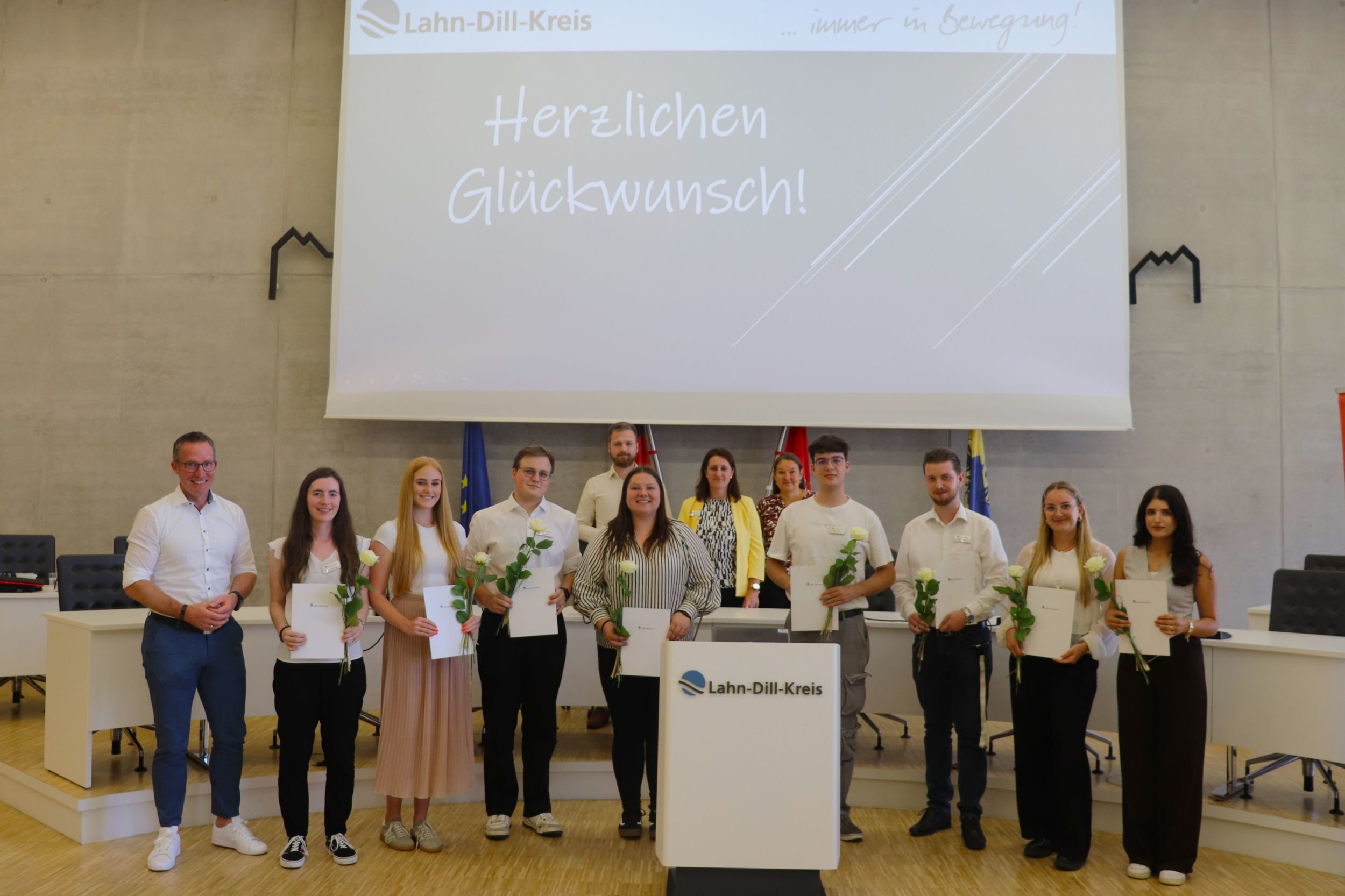 Freuen sich über den erfolgreichen Abschluss der Ausbildung: Hinten von links: Johannes Juranek, Abteilung Personal und Organisation beim Lahn-Dill-Kreis, Angelika Zimmermann, Sabine Pfeiffer, Frauenbeauftragte beim Lahn-Dill-Kreis. Vorne von links: Carsten Braun, Rosemarie Schüpfer, Lea Schmidt, Simon Wolff, Natalie Fries, Finn Luca Neitz, Leon Löwen, Maja Rohde, Zehra Özkök. Es fehlen: Ebru Ece, Cherry Arnaut, Vivien Schmidt und Hasan Colak. Foto: Lahn-Dill-Kreis