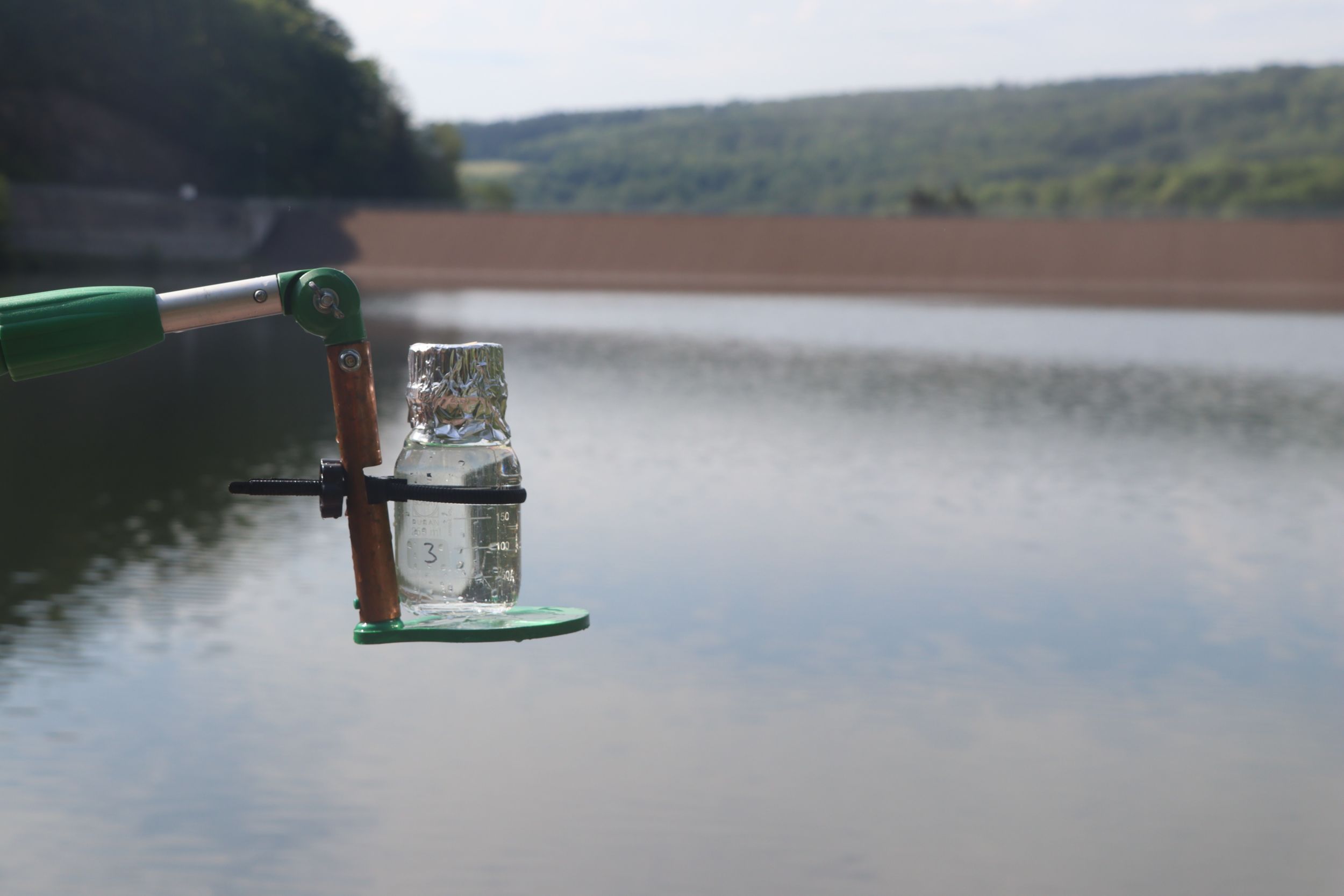 Die Badeseen und Badestellen im Lahn-Dill-Kreis, wie die Ulmbachtalsperre in Greifenstein, werden während der Badesaison in einem Rhythmus von drei Wochen auf Bakterien, wie intestinale Enterokokken und Escherichia coli beprobt. Foto: Lahn-Dill-Kreis