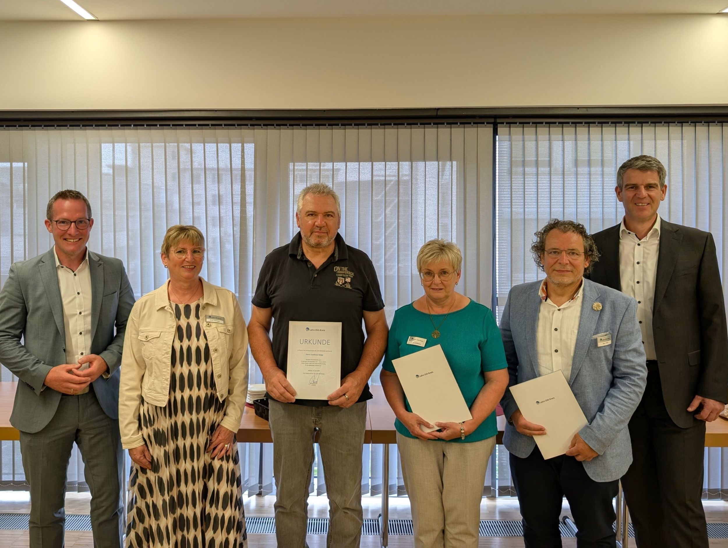 Nahmen an der Feierstunde in Wetzlar teil (von links): Carsten Braun, Manuela Schupp, Andreas Seipp, Evelyne Driesen, Andreas Flick, Erster Kreisbeigeordneter und Vize-Landrat Frank Inderthal. Foto: Lahn-Dill-Kreis