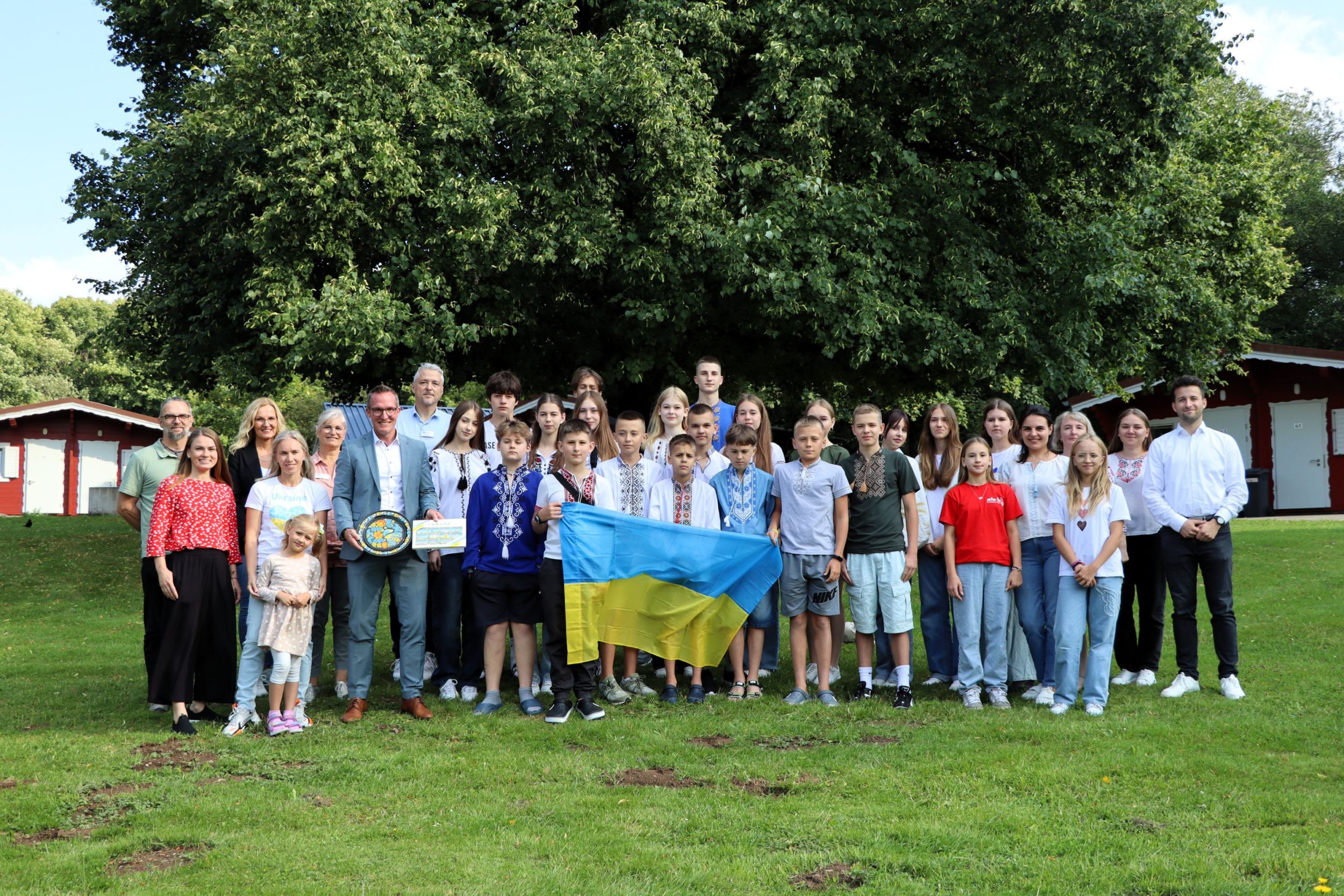 Die Jugendgruppe aus Browary erwartete ein vielfältiges Programm: vom Besuch im Freibad AquaMagis und der Glockenwelt in der Burg Greifenstein bis hin zu einem Ausflug ins Phantasialand. Foto: Lahn-Dill-Kreis