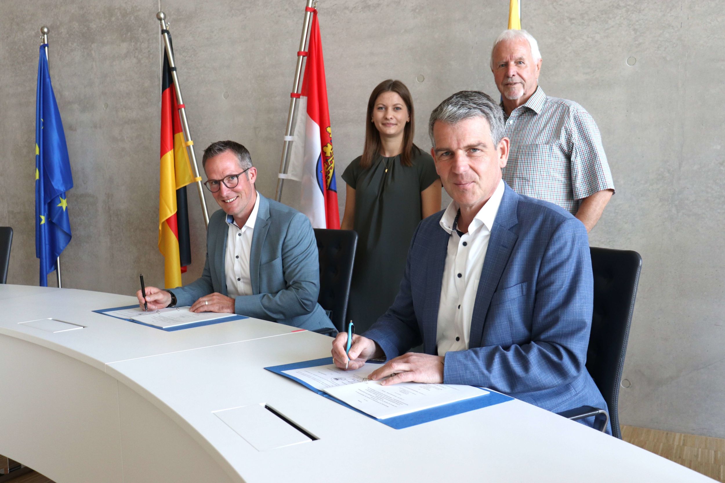 Carsten Braun (vorne links) und Frank Inderthal (vorne rechts) unterzeichneten den Vertrag für den Glasfaserausbau im südlichen Lahn-Dill-Kreis. Die Planung und Koordination übernahmen Kim Dern (hinten links) von der Kreis-Wirtschaftsförderung und Hermann Steubing, Kreiskoordinator bei lahn-dill-breitband (hinten rechts). Foto: Lahn-Dill-Kreis