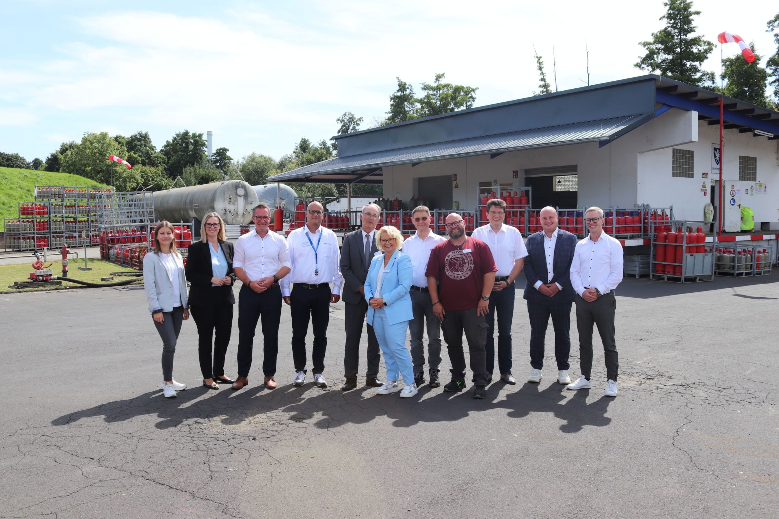 Beim Rundgang erhielten die Teilnehmenden Einblicke in die Anwendungsbereiche und Zukunftspläne sowie technische und logistische Hintergründe des Unternehmens. Foto: Lahn-Dill-Kreis