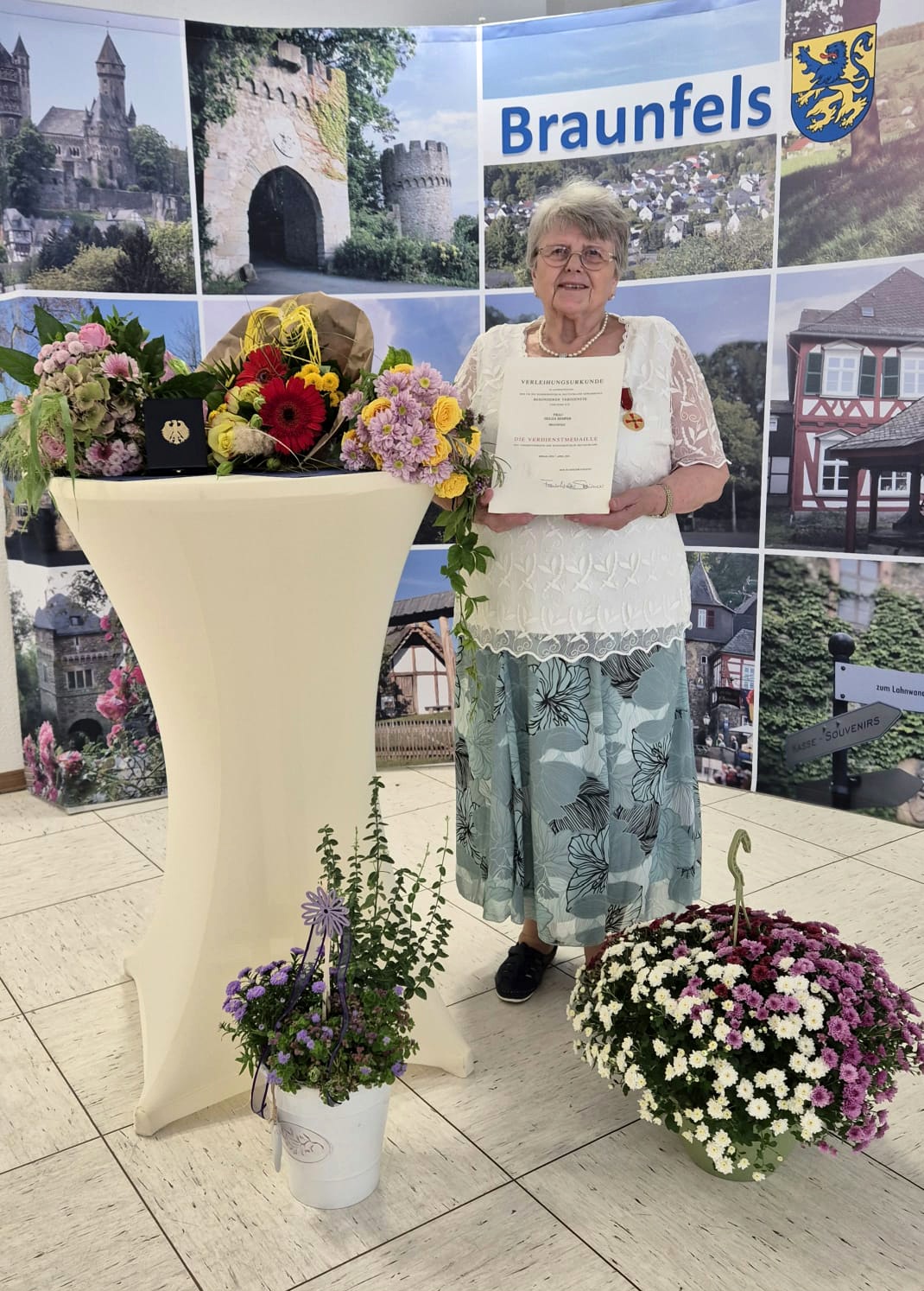 Helga Semper wurde für ihr jahrzehntelanges ehrenamtliches Engagement für die Egerländer Gmoi im Braunfelser Rathaus geehrt. (Foto: Stadt Braunfels)