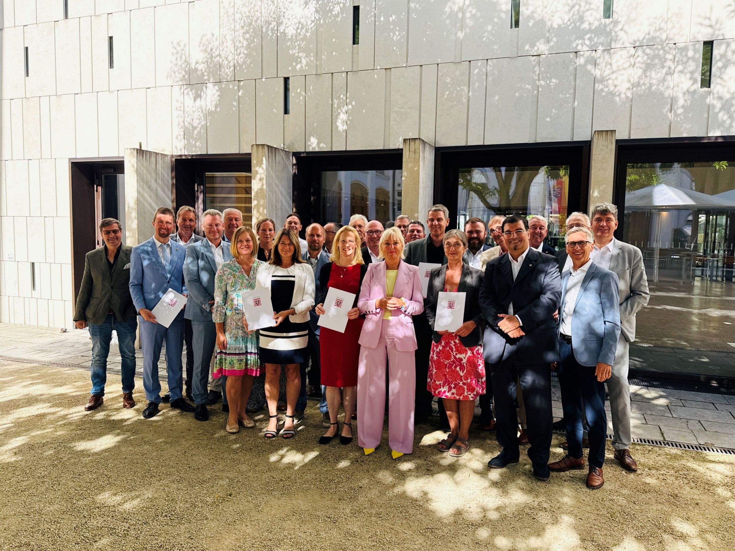 Digitalministerin Prof. Dr. Kristina Sinemus überreichte sieben Förderbescheide für ein Starkregenfrühalarmsystem an die Vertreterinnen und Vertreter der projektverantwortlichen Kommunen und Landkreise. Foto: Hessisches Ministerium für Digitalisierung und Innovation