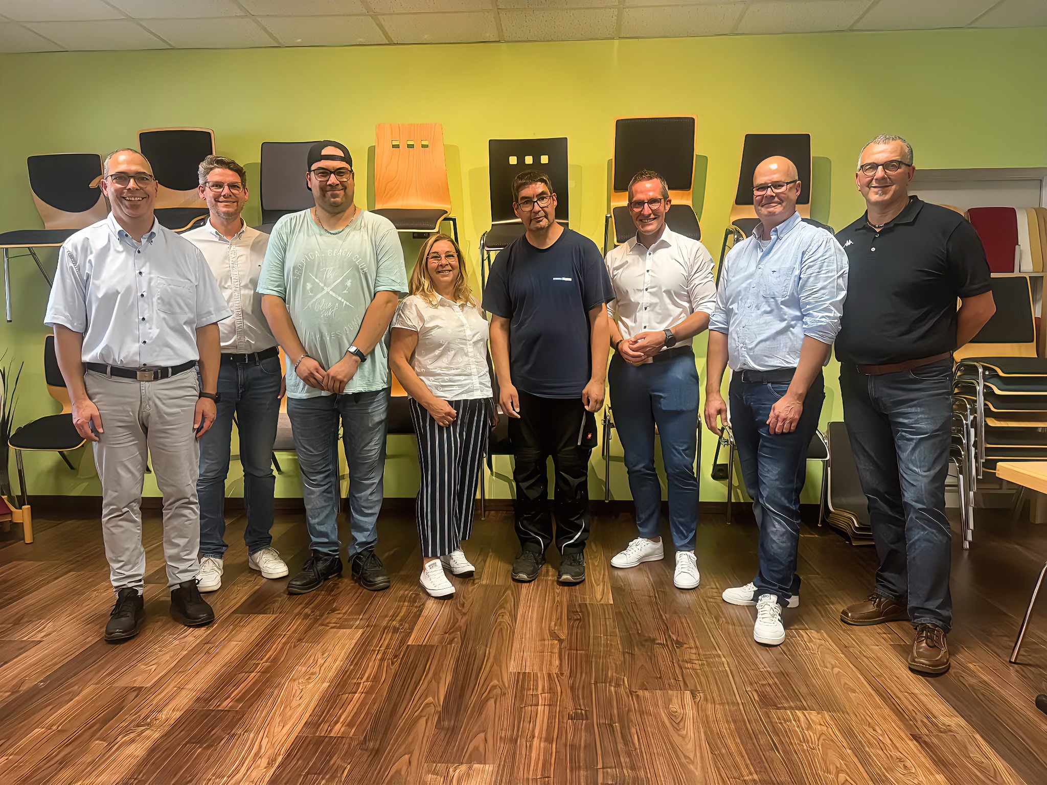 Ein Beispiel für gelungene berufliche Inklusion: (v.l.) Stefan Gottschlich, Dr. Oliver Schmitzer, Christopher Rompf, Susanne Kind, Simon Ulm, Carsten Braun, Lars Lückoff und Thomas Debus. Foto: Cornelia Holtfoth/Lebenshilfe Dillenburg