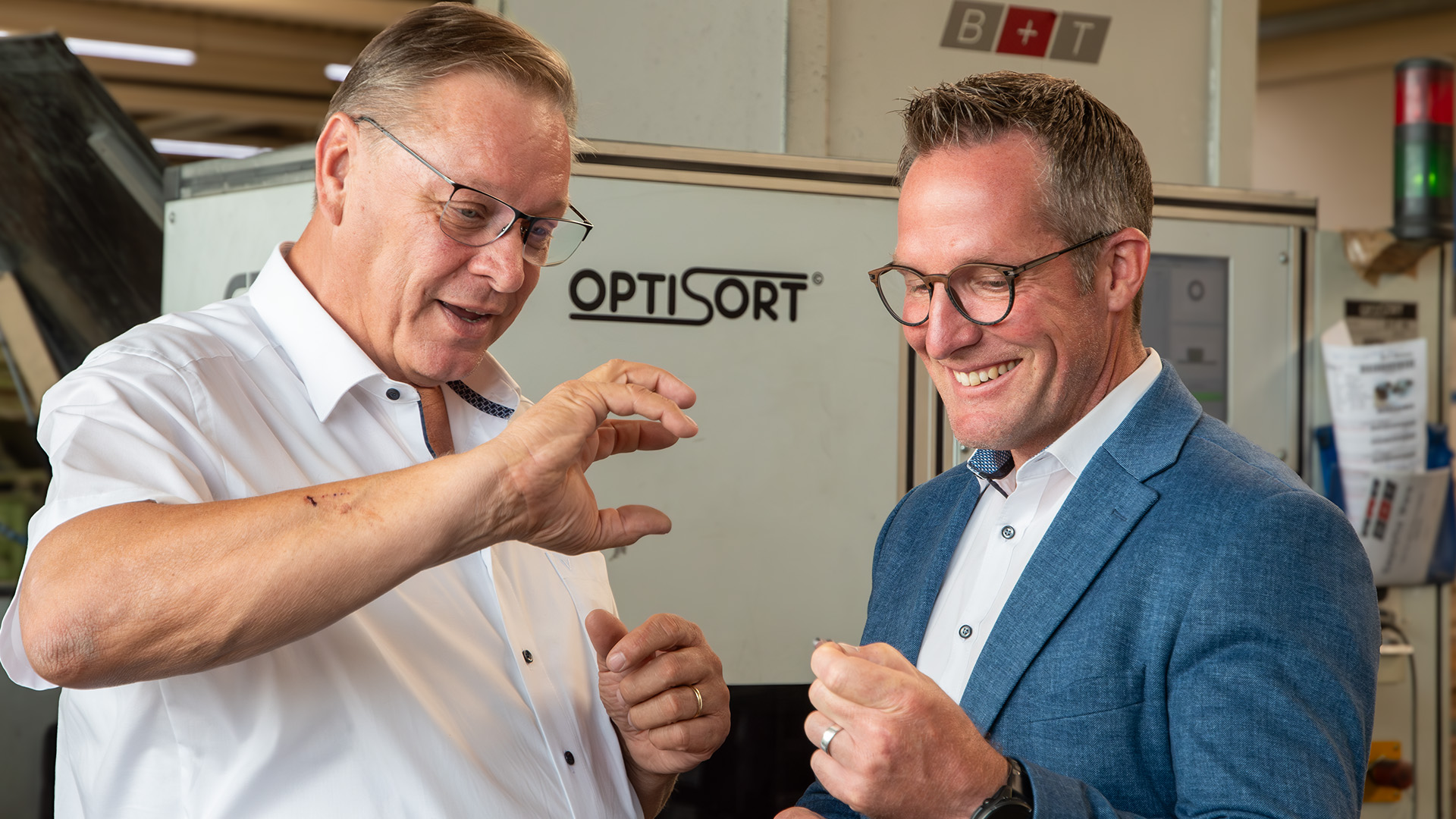 Beim Besuch der B+T-Unternehmensgruppe in Hüttenberg sprechen Frank Benner und Carsten Braun unter anderem über die Wichtigkeit von Schulbildung und Ausbildung und welche Rolle eine lebendige Unternehmenslandschaft spielt, um zukunftssicher zu bleiben. Foto: Sigrid Frey, B+T Unternehmensgruppe
