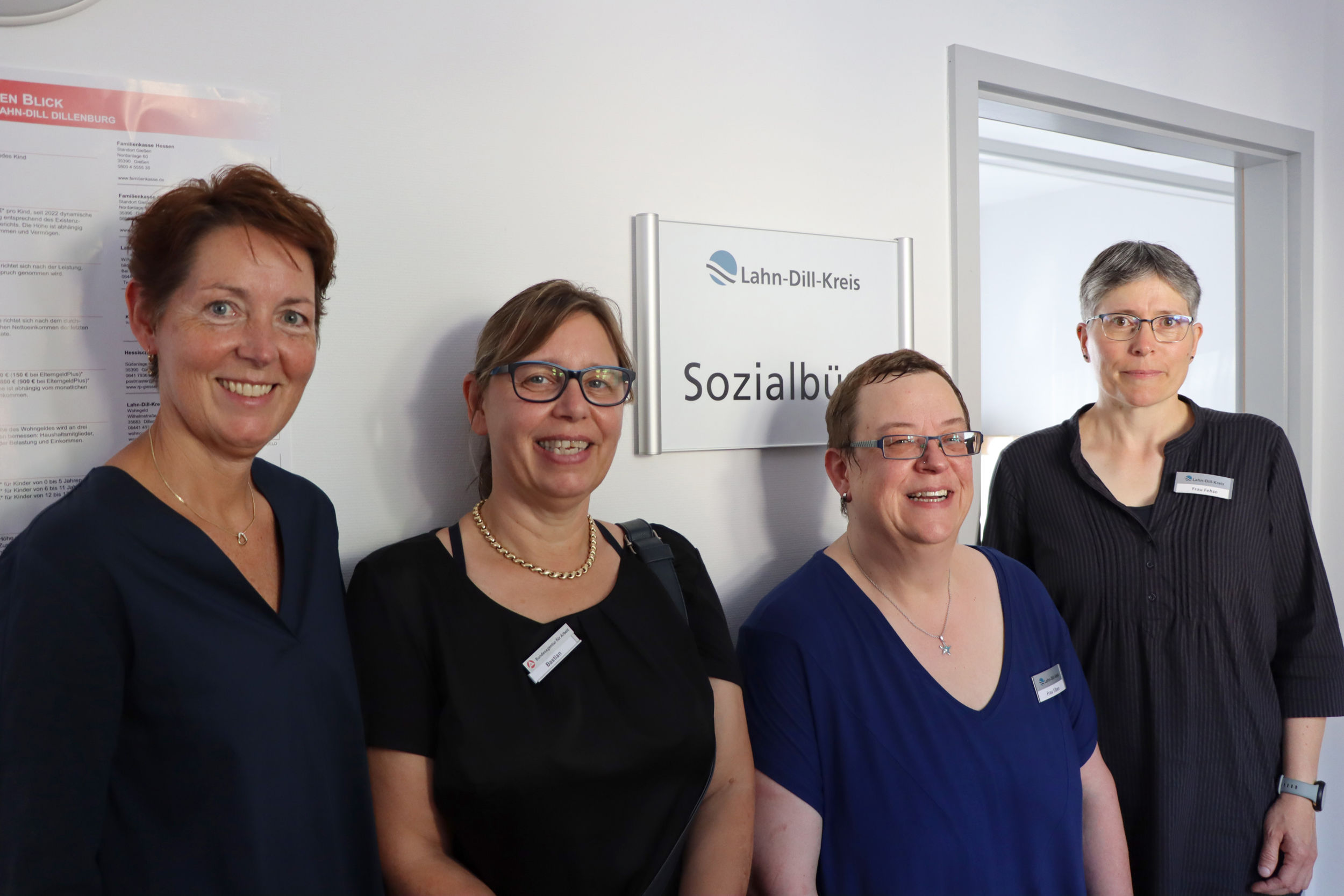 Viele Gesichter – eine Ansprechstelle: Das Sozialbüro teilen sich Mitarbeitende der Kreisverwaltung und externe Partner. So stellt das Sozialbüro ein breit gefächertes Beratungsangebot zur Verfügung. Foto: Lahn-Dill-Kreis