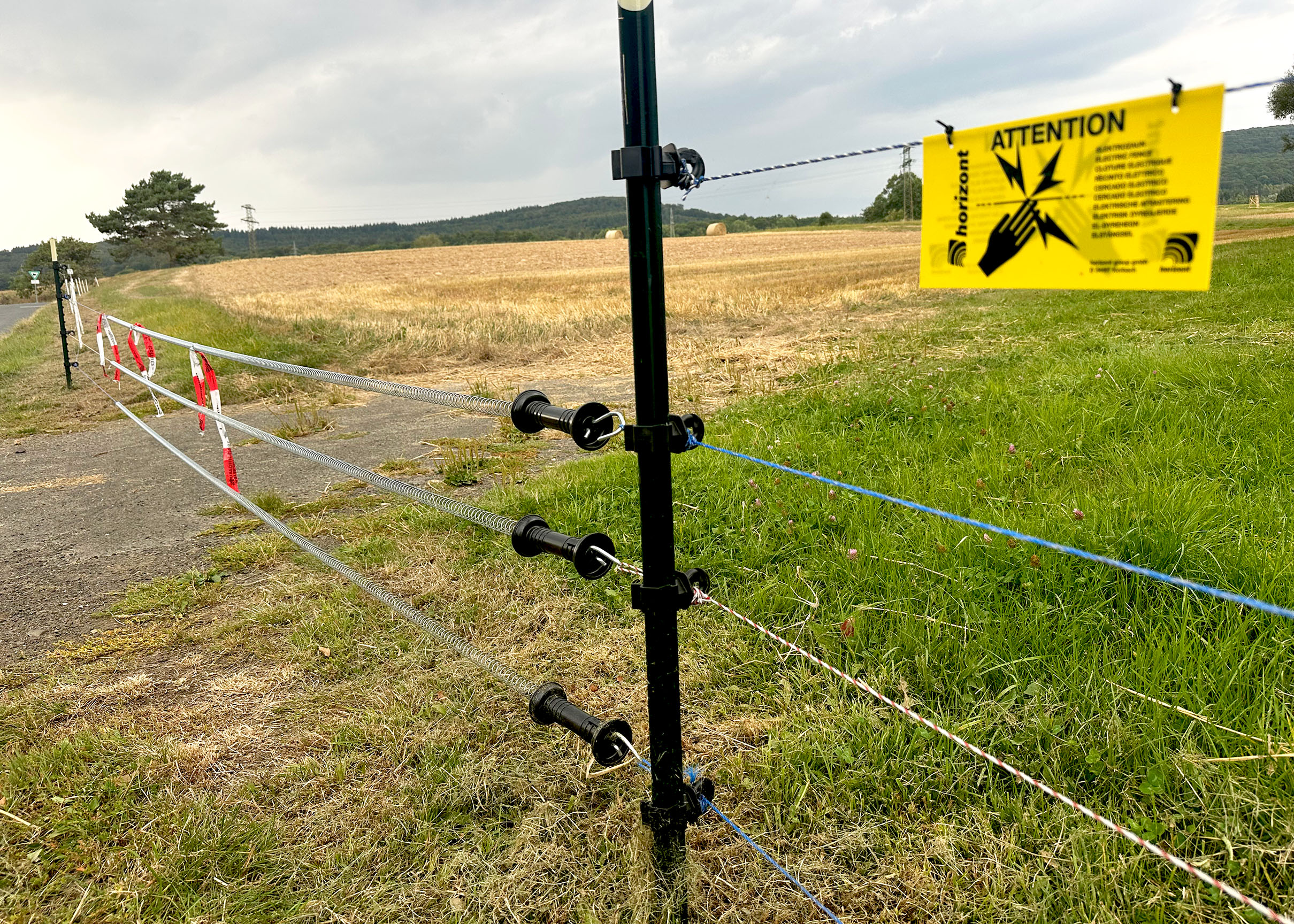 So wie hier zwischen Sechshelden und Manderbach, verfügt der E-Zaun zur ASP-Bekämpfung über „Tore“ in Form eines Einhängemechanismus. Alle drei Bügel müssen nach dem Passieren wieder geschlossen werden. Foto: Lahn-Dill-Kreis