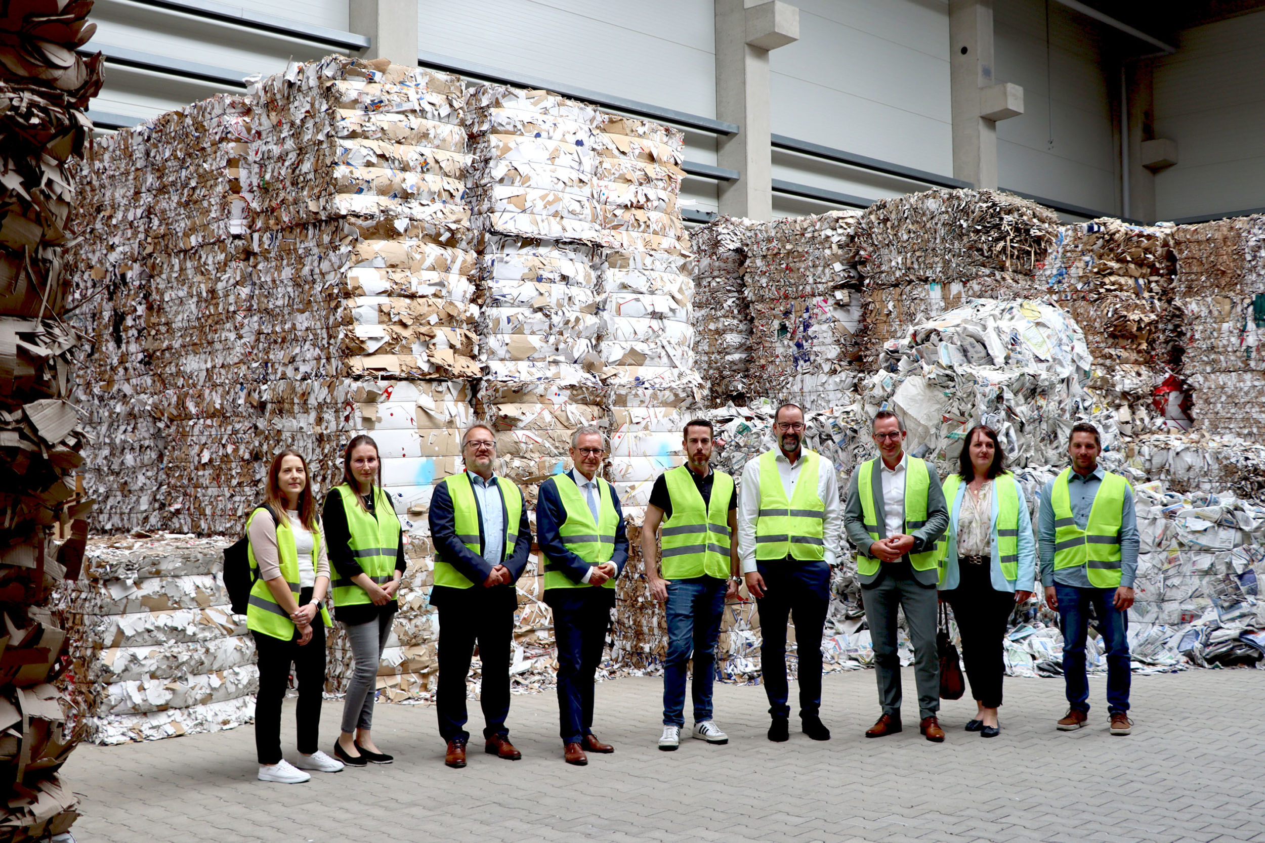 Bergeweise Altpapier: der Rohstoff, aus dem die Verpackungen von buhl paperform entstehen. Die Wirtschaftsdelegation des Lahn-Dill-Kreises besuchte Produktionsstandort auf der Kalteiche. Foto: Lahn-Dill-Kreis