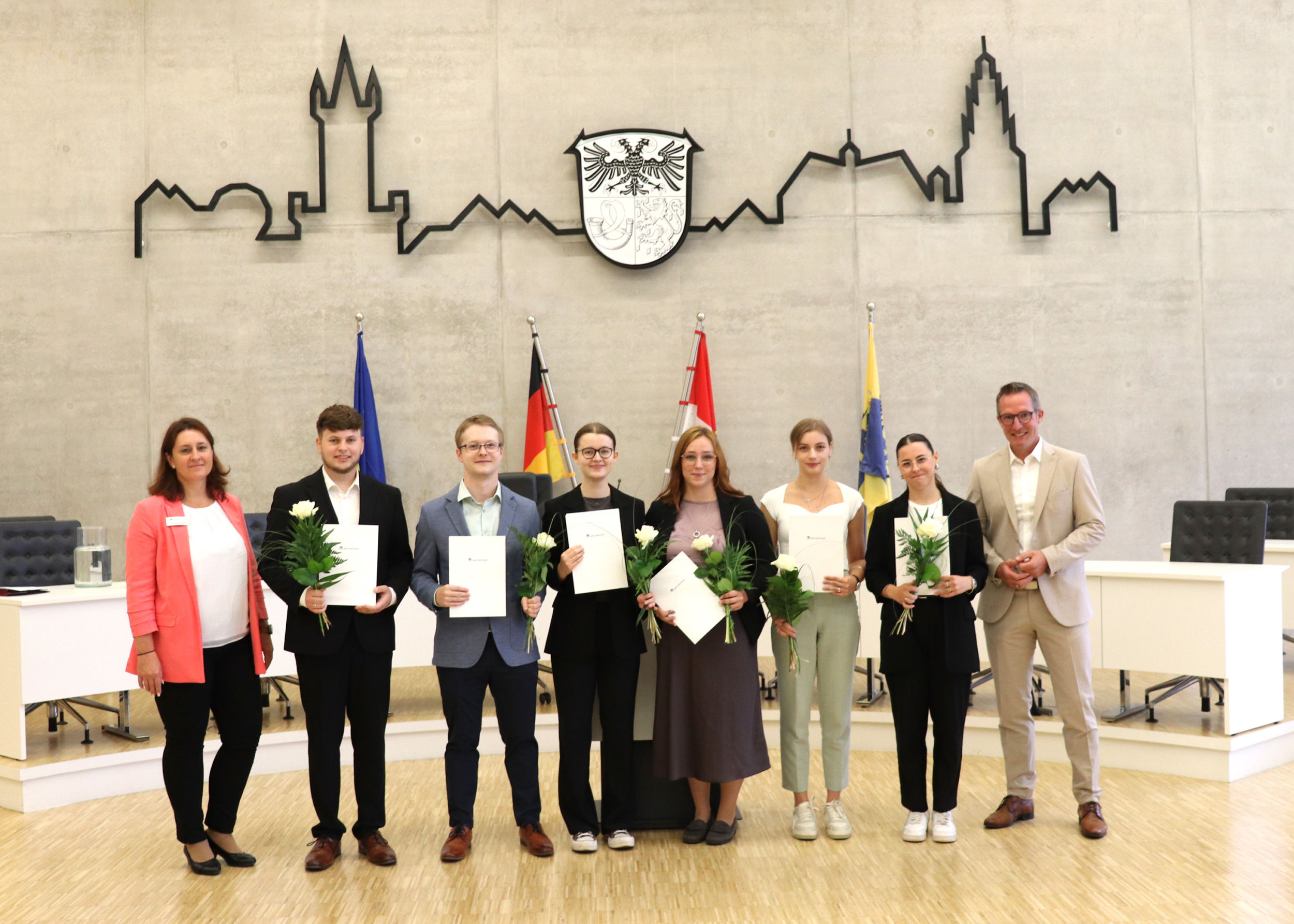 Julian Klötzl, Lukas Rinker, Maya Lotz, Carina Szekulla, Rebekka Röttger und Alicia Kreuder freuen sich über ihr abgeschlossenes Studium. Carsten Braun (rechts), und Ausbildungsleitung Angelika Zimmerman (links) beglückwünschten die Absolventinnen und Absolventen. Foto: Lahn-Dill-Kreis