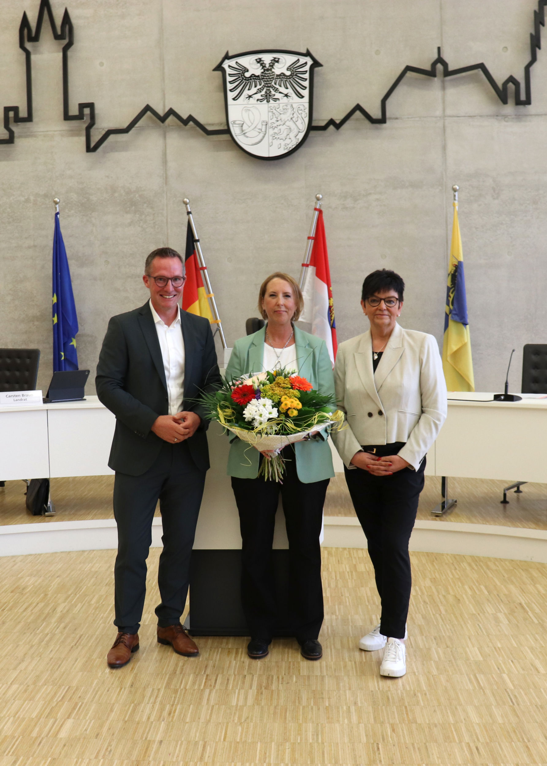 Landrat Carsten Braun (links) und die Stellvertretende Kreistagsvorsitzende Nicole Petersen (rechts) gratulierten Rebecca Neuburger-Hees (Mitte) zu ihrer Ernennung. Foto: Lahn-Dill-Kreis
