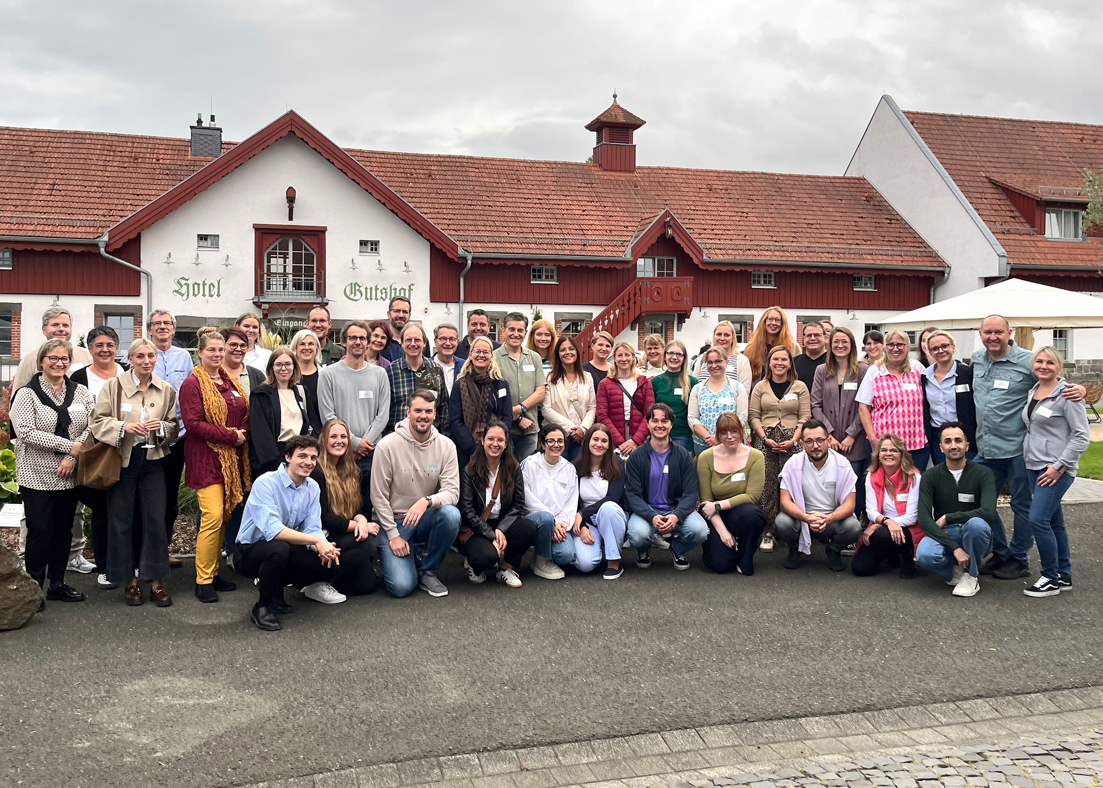Alle Teilnehmenden trafen sich zum Abschlussaustausch: Die „Interprofessionelle Woche“ hat gezeigt, wie sehr die Zusammenarbeit das Gesundheitswesen im ländlichen Raum prägt. Foto: Lahn-Dill-Kreis