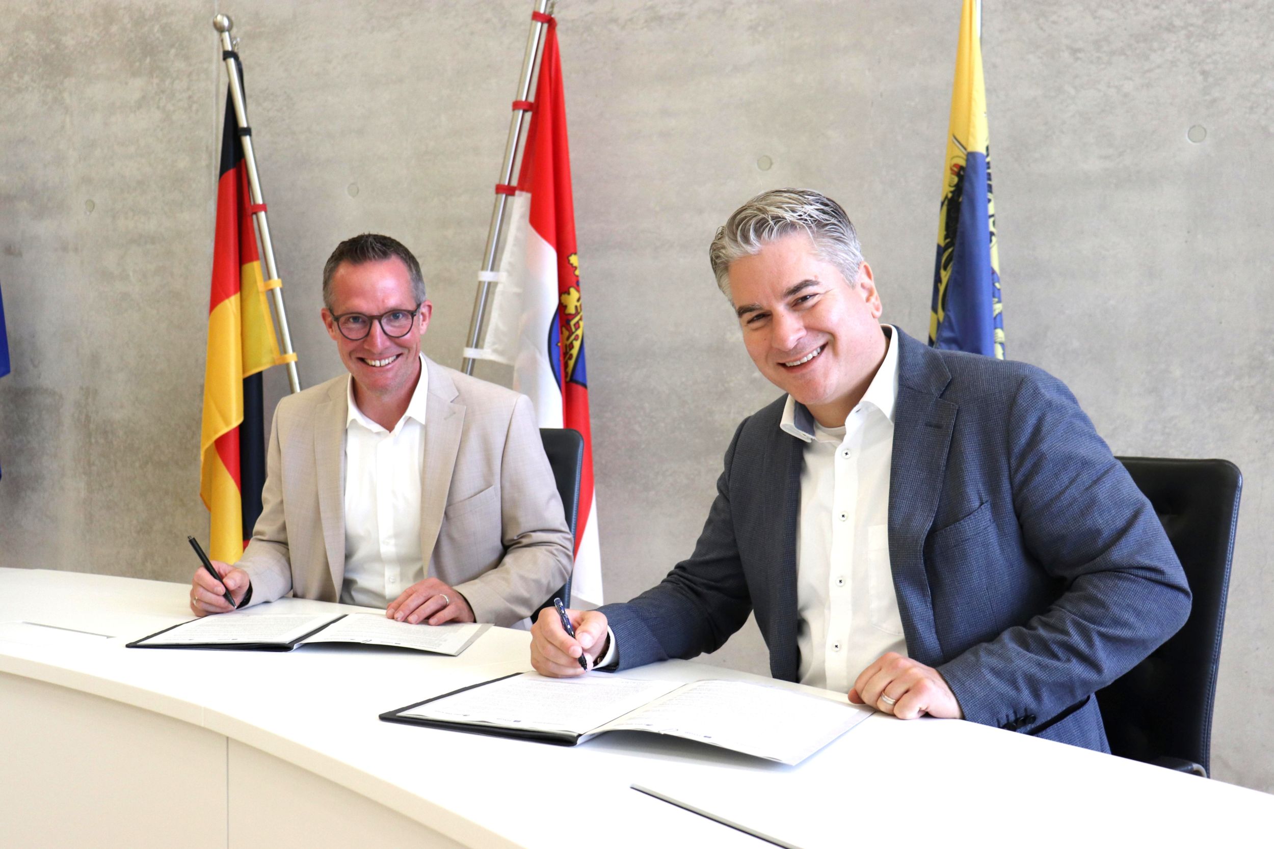 Fordern schnelle und nachhaltige Lösungen von der Hessischen Landesregierung, um der kritischen Haushaltslage in den Landkreisen, Städten und Gemeinden entgegenzuwirken: Carsten Braun und Christian Schwarz. Foto: Lahn-Dill-Kreis