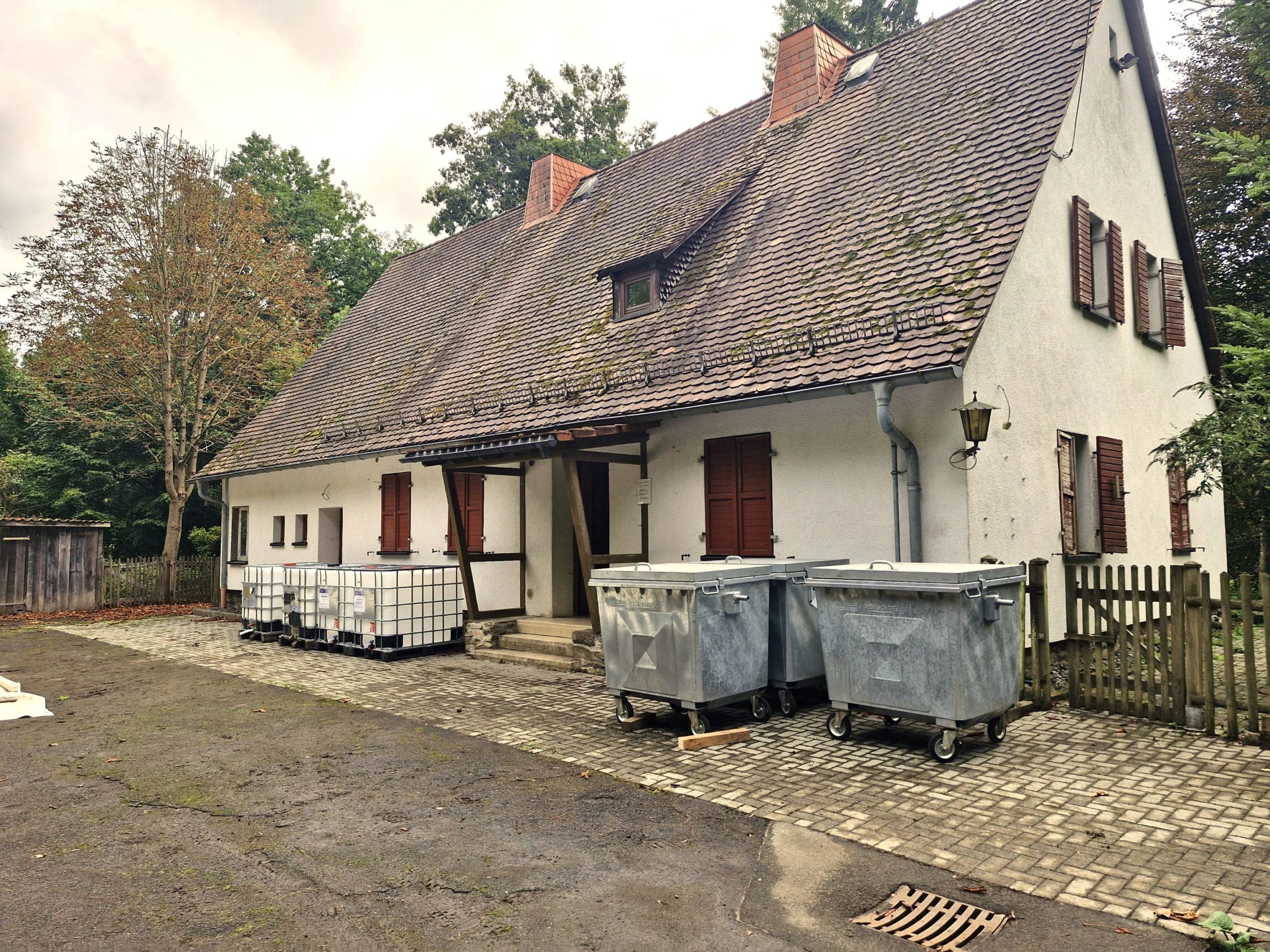 Der Kadaversammelpunkt im Lahn-Dill-Kreis ist von Eschenburg-Eibelshausen auf das Gelände des Forsthauses in Haiger-Sechshelden umgezogen. Foto: Lahn-Dill-Kreis