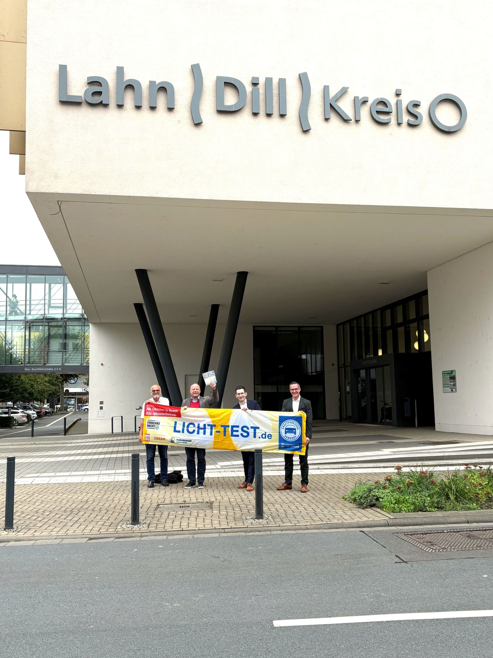 Horst Kasperski, Andreas Groß, Sebastian Hoffmanns, Carsten Braun eröffneten vor dem Kreishaus in Wetzlar den Licht-Sicht-Test 2025. Foto: Katharina Deblond, Kreishandwerkerschaft Lahn-Dill