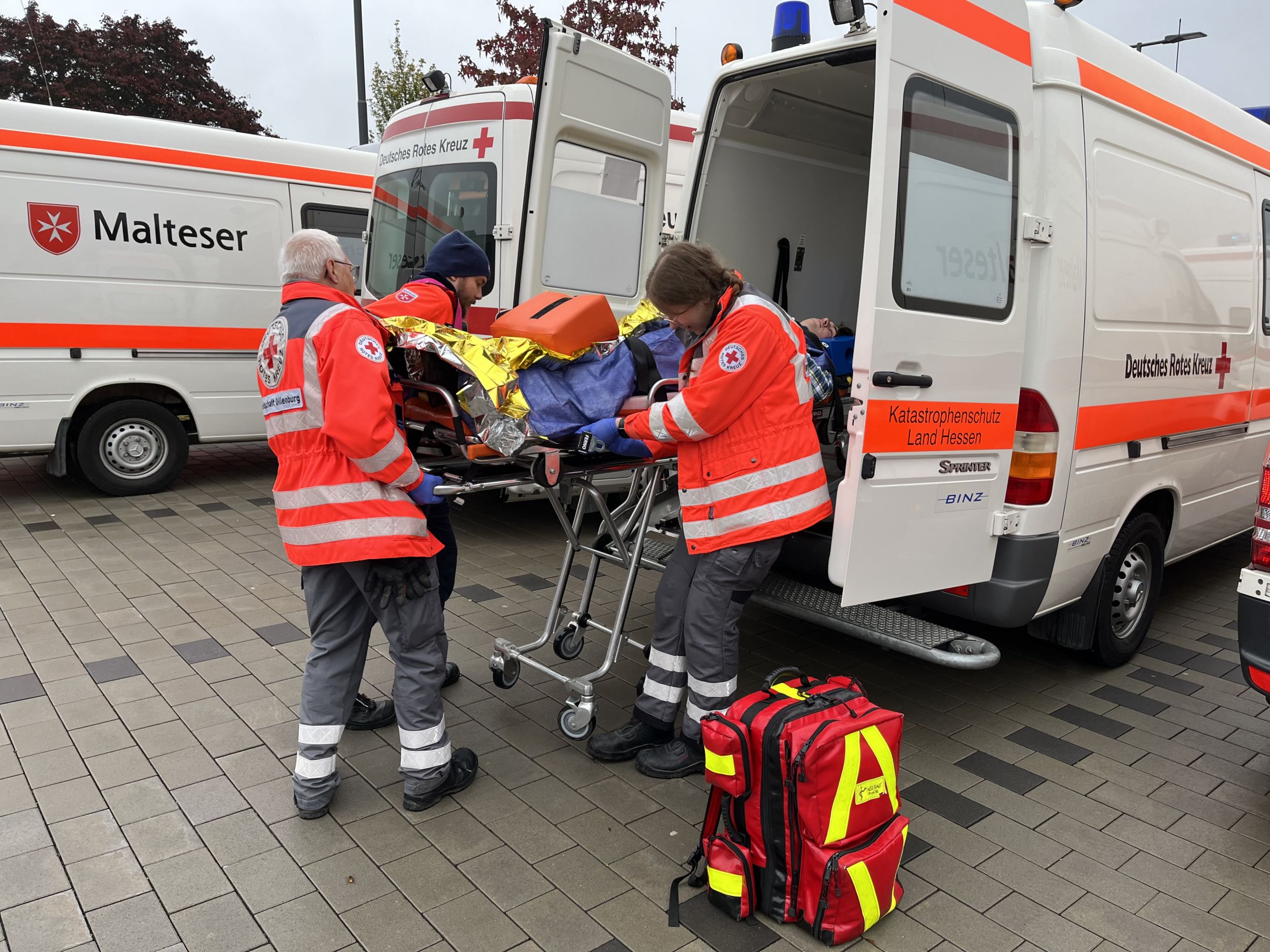 Von der ersten Sichtung der Lage bis zum Abtransport der Verletzten ins Krankhaus, übten die Teilnehmenden das komplette Szenario einer Großschadenslage. Foto: Lahn-Dill-Kreis
