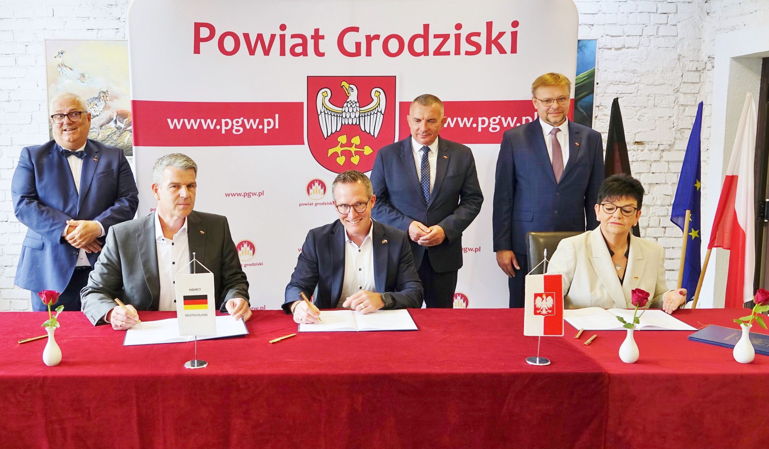 201_1_10 Jahre Partnerschaft Polen Mit der Unterzeichnung des Erneuerungsvertrags wird der Fortbestand der Partnerschaft mit dem polnischen Landkreis Grodzisk Wielkopolski bekräftigt. (v. l. n. r.: Slawomir Gorny, Frank Inderthal, Carsten Braun, Mariusz Zgaiński, Sebastian Skrzypczak, Nicole Peterson, stellv. Kreistagsvorsitzende) Foto: Paul Sajon