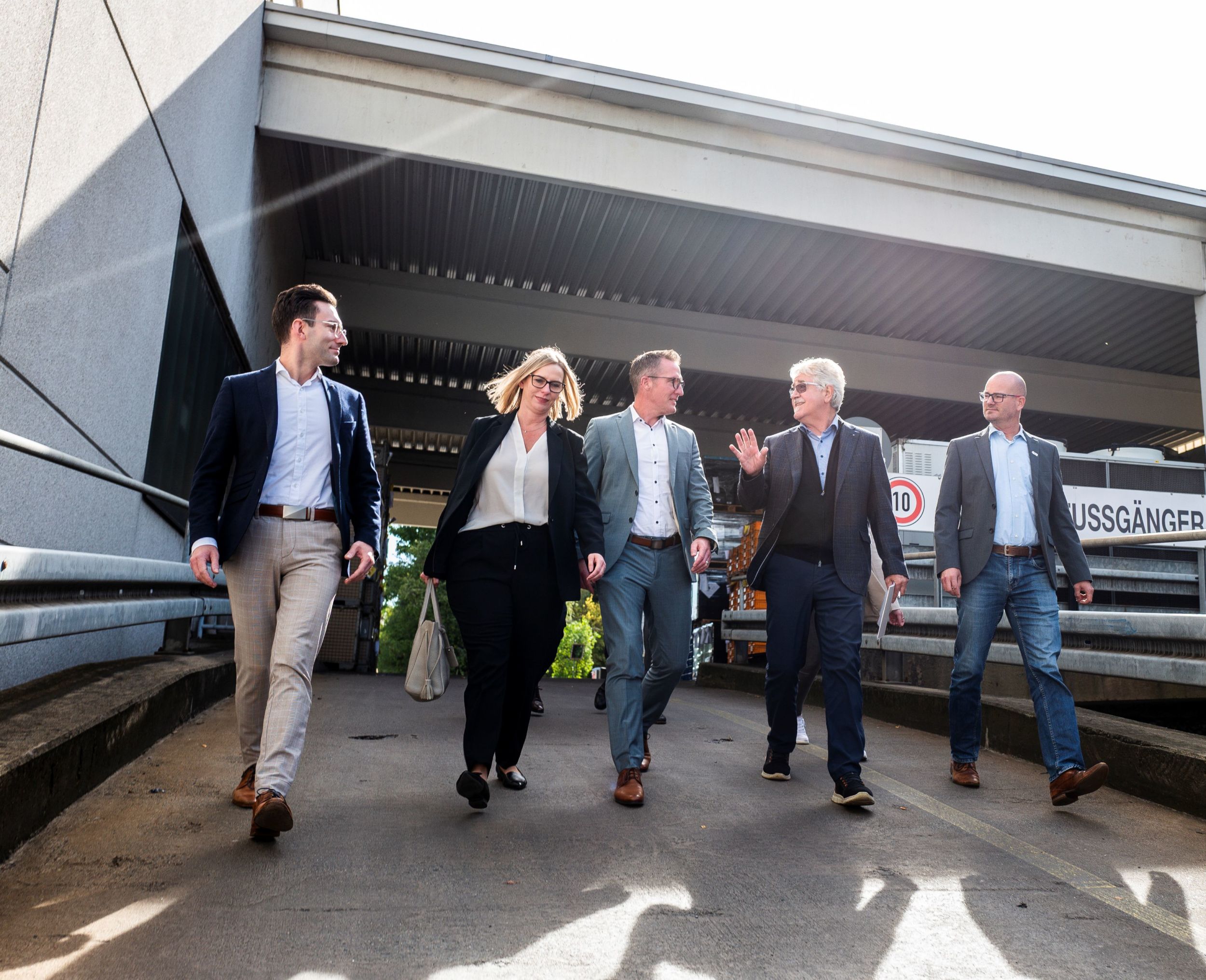Hans-Ludwig Blaas (2.v.r) führte die Wirtschaftsdelegation durch den Produktionsstandort der Holzapfel Group in Sinn. Blaas war bis Anfang des Jahres CEO des Unternehmens. Foto: Silas Koch Fotografie
